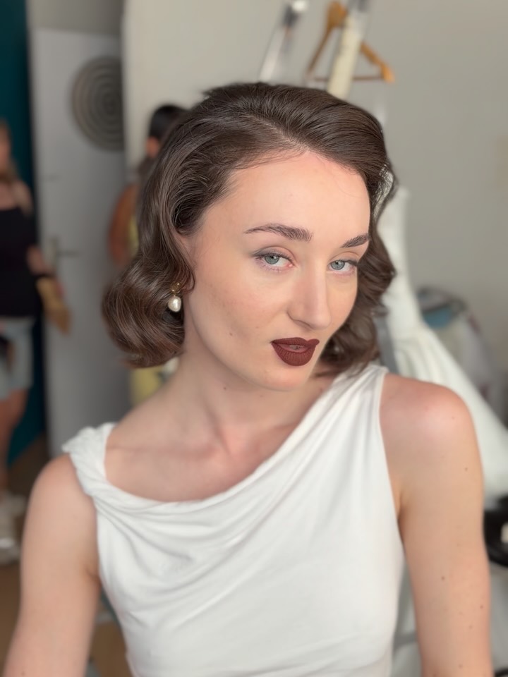 BACKSTAGES SHOOTING ✨
Créatrice bijoux : @pm__atelier
Créatrice robes : @tada_thedressmaker
Assistante stylisme : @mar.ce.scent
Mannequin : @sarah.cmd
Photographe : @gillesdinallo
Makeup / hair : @jade_r__makeup
On en veut tous les jours de shootings comme ça 🤍
_____________________
#maquilleuselyon #photographelyon #modelelyon #creatricebijoux #creatricerobedemariee