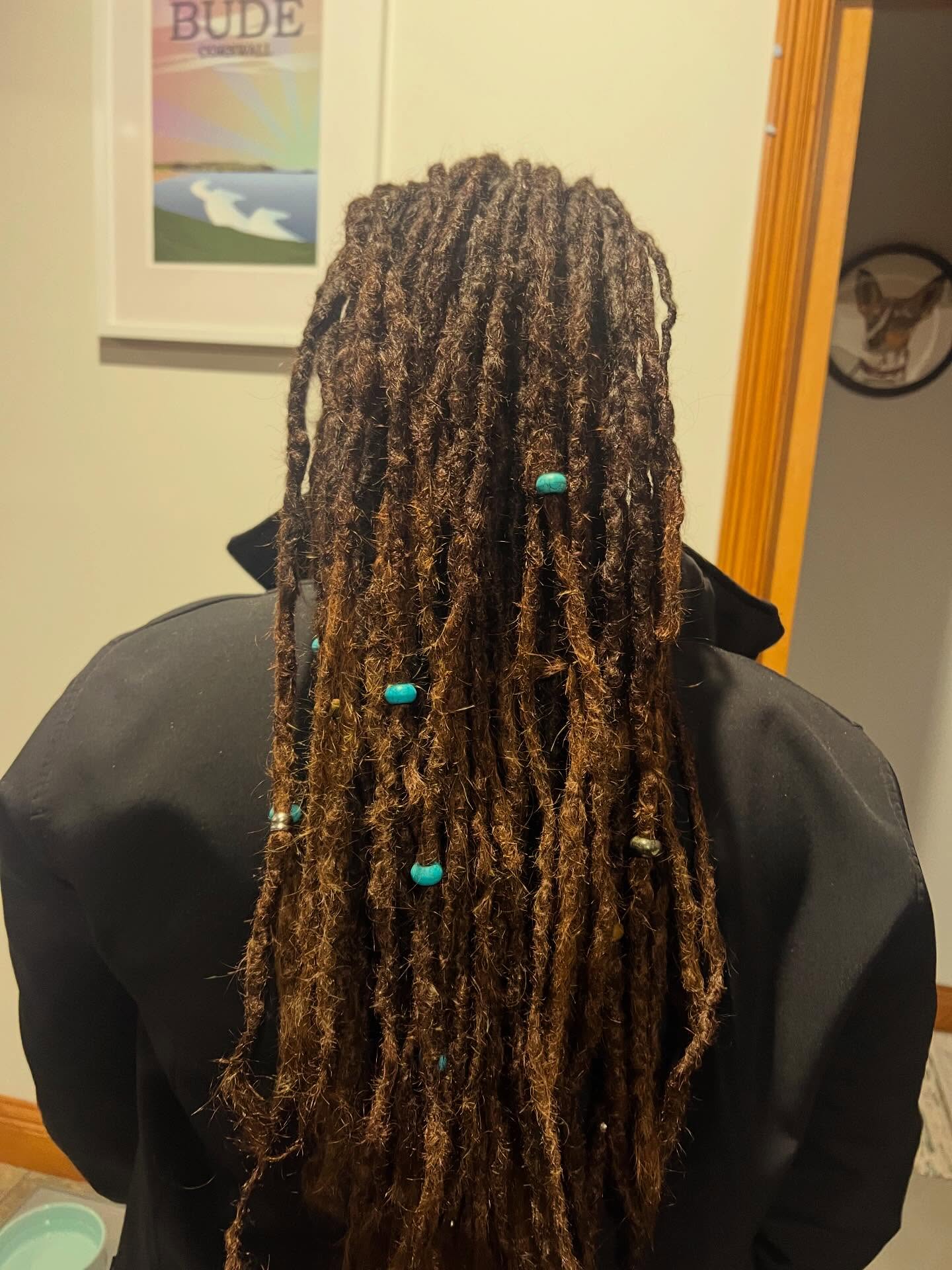 Beautiful after a tidy and a few repairs 😜🩵
#whyknotnow #dreadlockmaintenance #dreadlockrepair #dreddies #locs