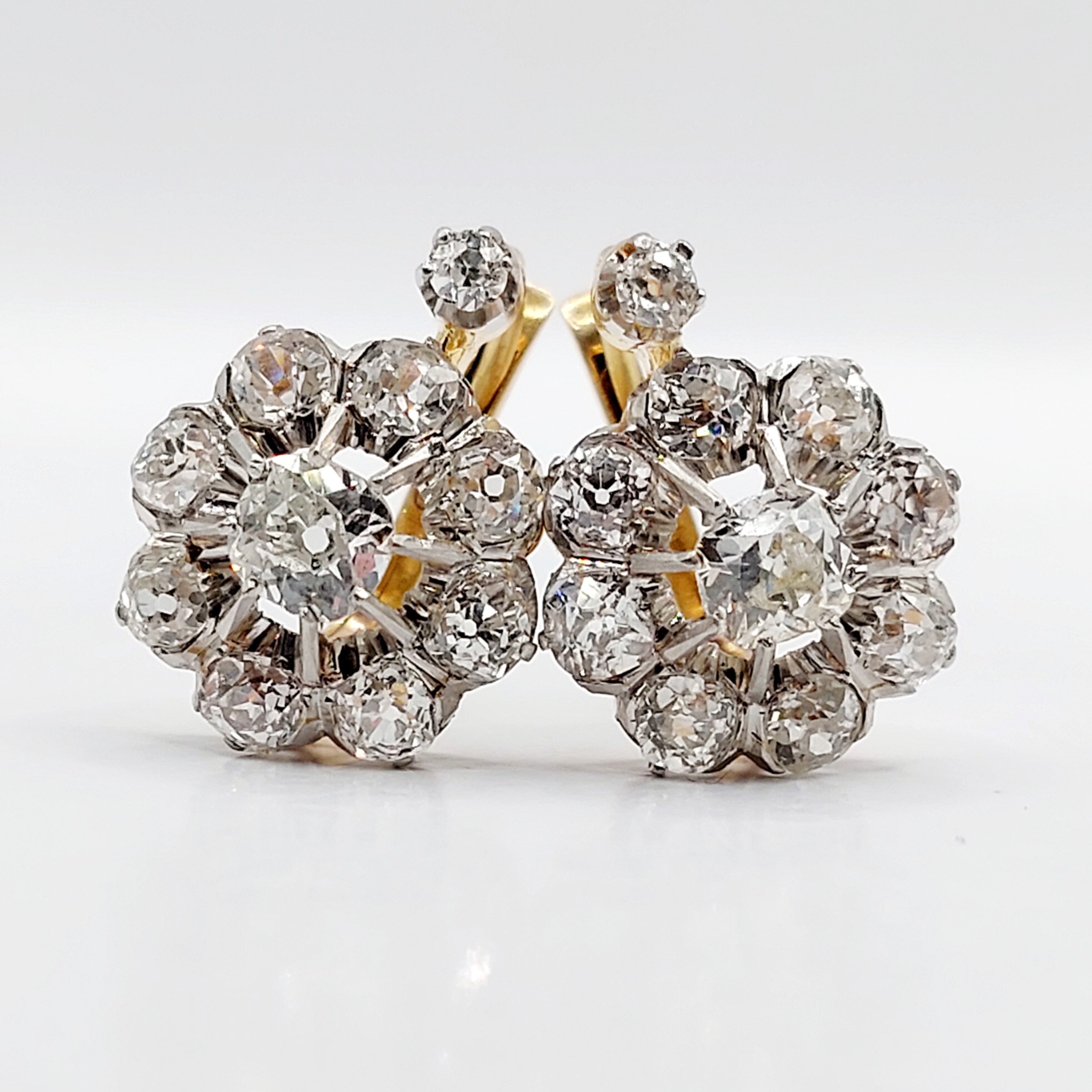 French antique daisy sleepers earrings 18k gold and platinum set with 2.35 carat of old mine cut diamonds (circa 1900)
PRICE : 4100€
Magnificent and rare antique French work
Dimensions: 16 x 13 mm
Weight: 5.15 g
Main diamonds (x2): approximately 4.6 x 4.3 mm and 4.7 x 4.4 mm (estimated total weight 0.70 carats)
Secondary diamonds (x16): approximately 3/3.2 mm (estimated total weight 1.60 carats)
Small top diamonds (x2): approximately 2.3 mm (estimated total weight 0.05 carats)
Diamonds in good overall condition, small natural inclusions visible only under magnification
Micro scratches from use
Eagle's head hallmark (French hallmarks)
#diamondearrings #oldminecutdiamond #diamondsleepers #diamondleverback #leverbackearrings #leverbackearrings #dormeuses #trempleuse #bouclesdoreilles #bouclesdoreillesdiamant #diamant #diamond #antiquediamondearrings #dormeuse #dormeuses #oldminecutdiamond #oldminecut