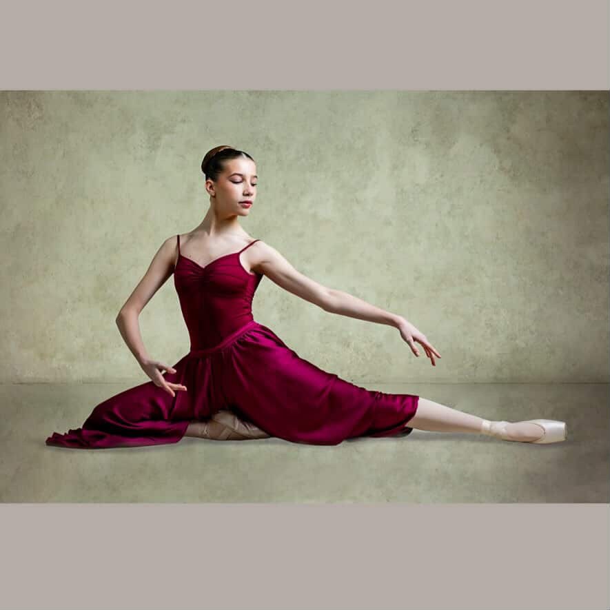 ♥️Thea♥️
Photography by @ballet_sweat_n_tears
@thea_lily_dancer wearing a satin chiffon Orlando skirt, bringing some classical elegance. I love how painterly these shots look.
#balletphotography #customdancewear #balletphotoshoot #balletphotographer #balletstyle