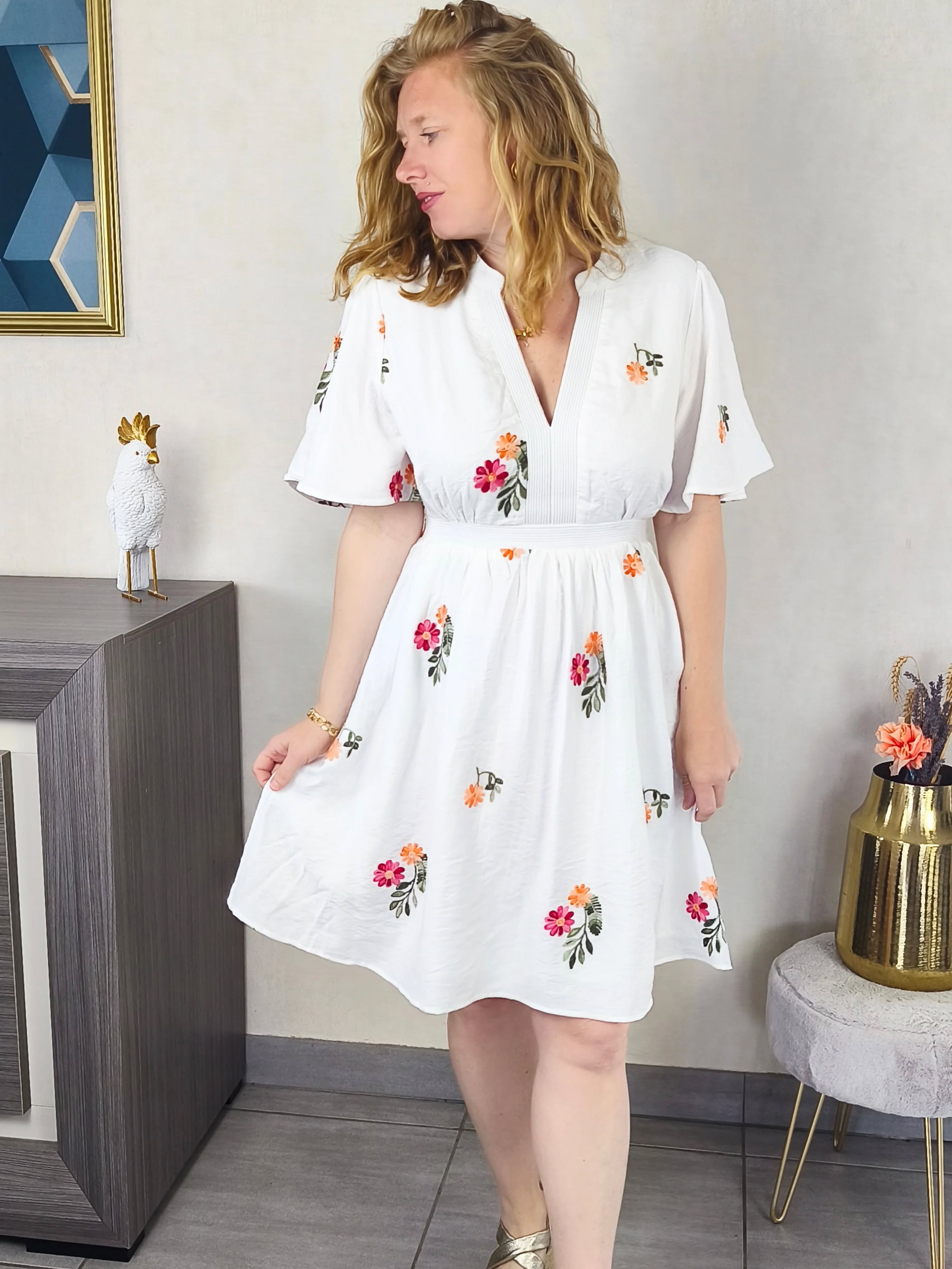 ✨ La robe AUBE vous avait fait craquer… TEDDY arrive mardi 👀🌸
Vous aviez adoré la robe AUBE lors de la précédente collection… ✨
Alors impossible pour moi de ne pas vous proposer une nouvelle pépite dans le même esprit 🌸
Voici TEDDY 💛
Une robe féminine, fluide et ultra agréable à porter avec ses magnifiques fleurs brodées qui font toute la différence ✨
Une pièce facile à porter au quotidien, mais qui donne immédiatement ce petit effet “wahou” 🌿
Et parce que vous avez été nombreuses à attendre les grandes tailles sur AUBE…
👉 le stock grande taille de TEDDY a été doublé cette fois-ci 💕
Disponible dès :
🗓️ Mardi 2 juin – 9h
🛍️ Sur l’eshop et à la boutique éphémère.
Mais attention… même avec plus de stock, je sens déjà que cette robe va vite devenir l’un de vos coups de cœur DOLCE VITA ☀️✨
.
.
#robefleurie #fashioncurvy #grandestailles #nouvellecollection #modchadeschoux