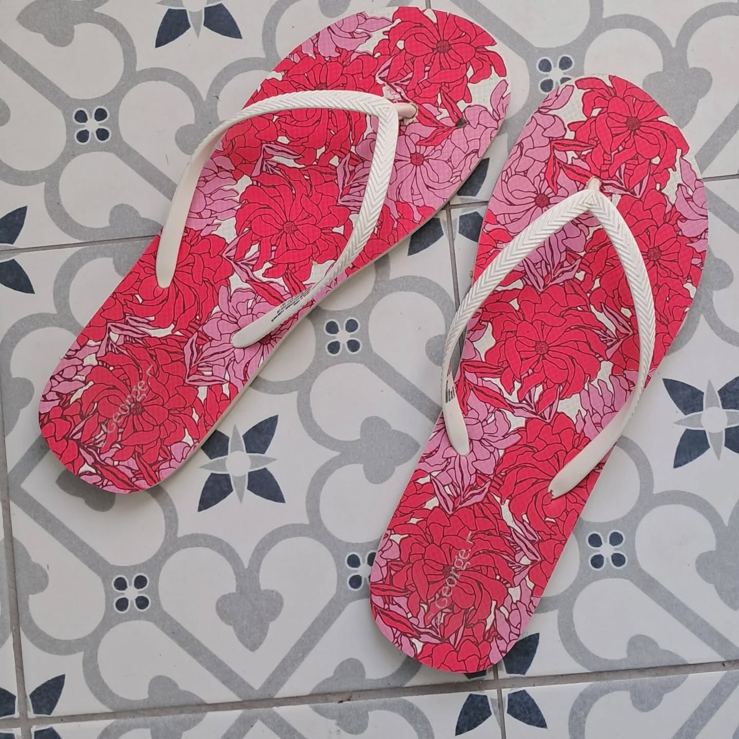 Next fashion tip.... fab flip flops from Asda. Fab price too £2 (thats for both!) #fashiontip #loveasda #loveabargain #juliabrookerstudio