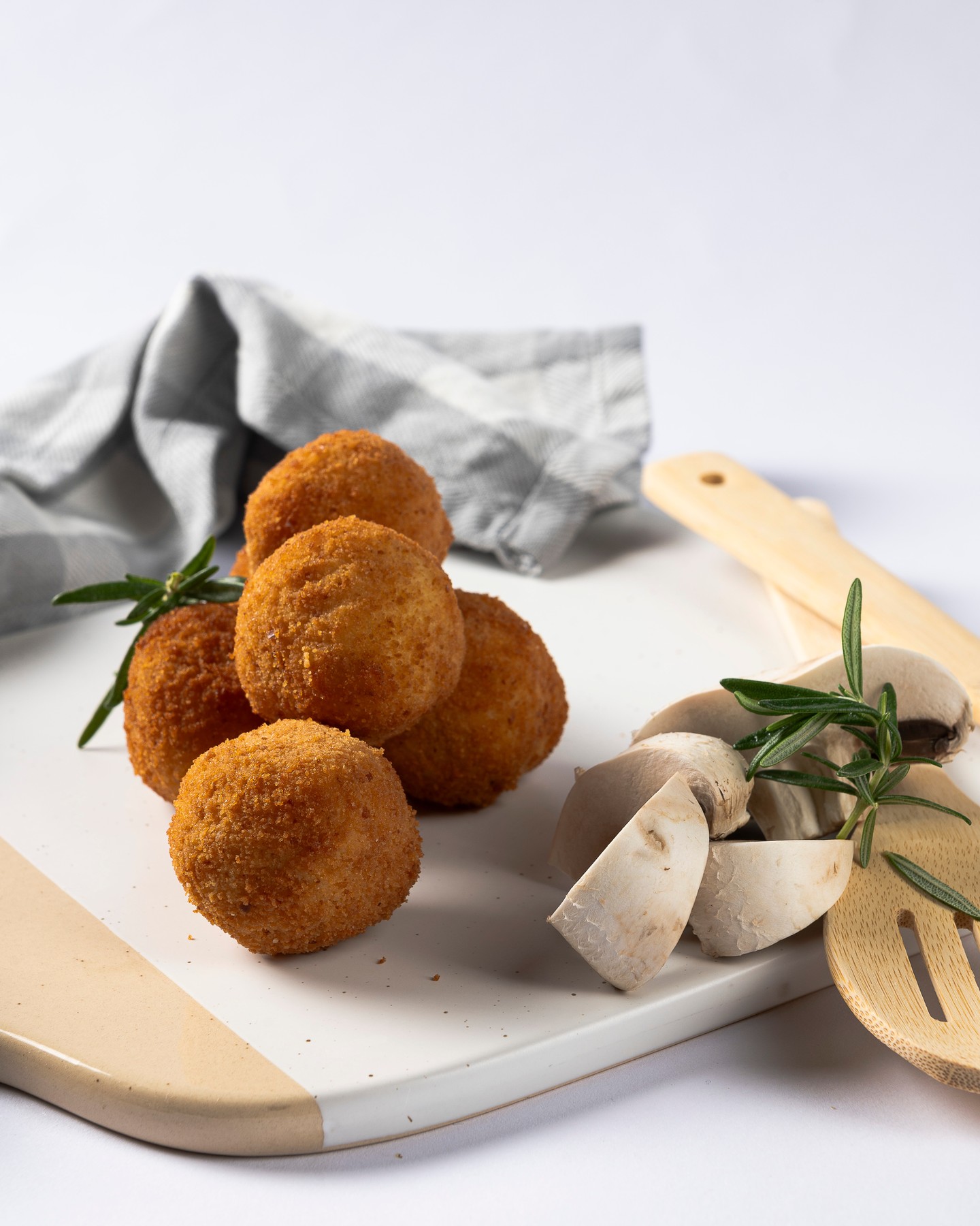 Golden, crispy and completely gluten free.🍴Our arancini are made for the moments when you want comfort food without the compromise, crunchy on the outside, rich and flavour-packed on the inside.
Perfect for entertaining, easy dinners, or those “just one more” moments 👀
Air fryer or oven, straight to your table. Tell us how you prefer to serve yours in the comments below.
#glutenfreearancini #arancini #italiancomfortfood #easyentertaining #glutenfreesnacks