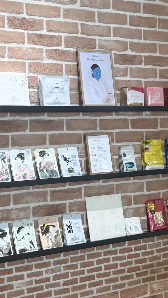 Venez découvrir notre bar à masques japonais !
Dans notre nouvel espace plus spacieux, profitez désormais d’un bar à masques dédié, avec une sélection de soins pour tous les types de peau.
À choisir selon votre humeur, vos envies ou les besoins du moment : hydratation, éclat, purification, apaisement… trouvez le masque qui conviendra à votre peau
Disponible au Bar à Beauté Japonaise — Le Bon Marché Rive Gauche