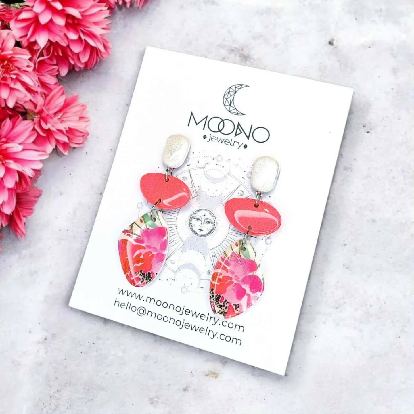 Megérkeztek a legújabb @moonojewelry tavaszi/nyári kedvencek ✨ Ragyogó pink árnyalatok, friss virágminták és üde színkombinációk: rosy spring, fuschia spring és garden spring változatok már elérhetők a webshopban.
Találd meg a hozzád illőt a Prizmában, ahol ma a tervező, Letti vár 19 óráig! 🩷🌸
.
.
.
.
#prizma #prizmadesignerstore #ékszer #ékszerek #színesékszer