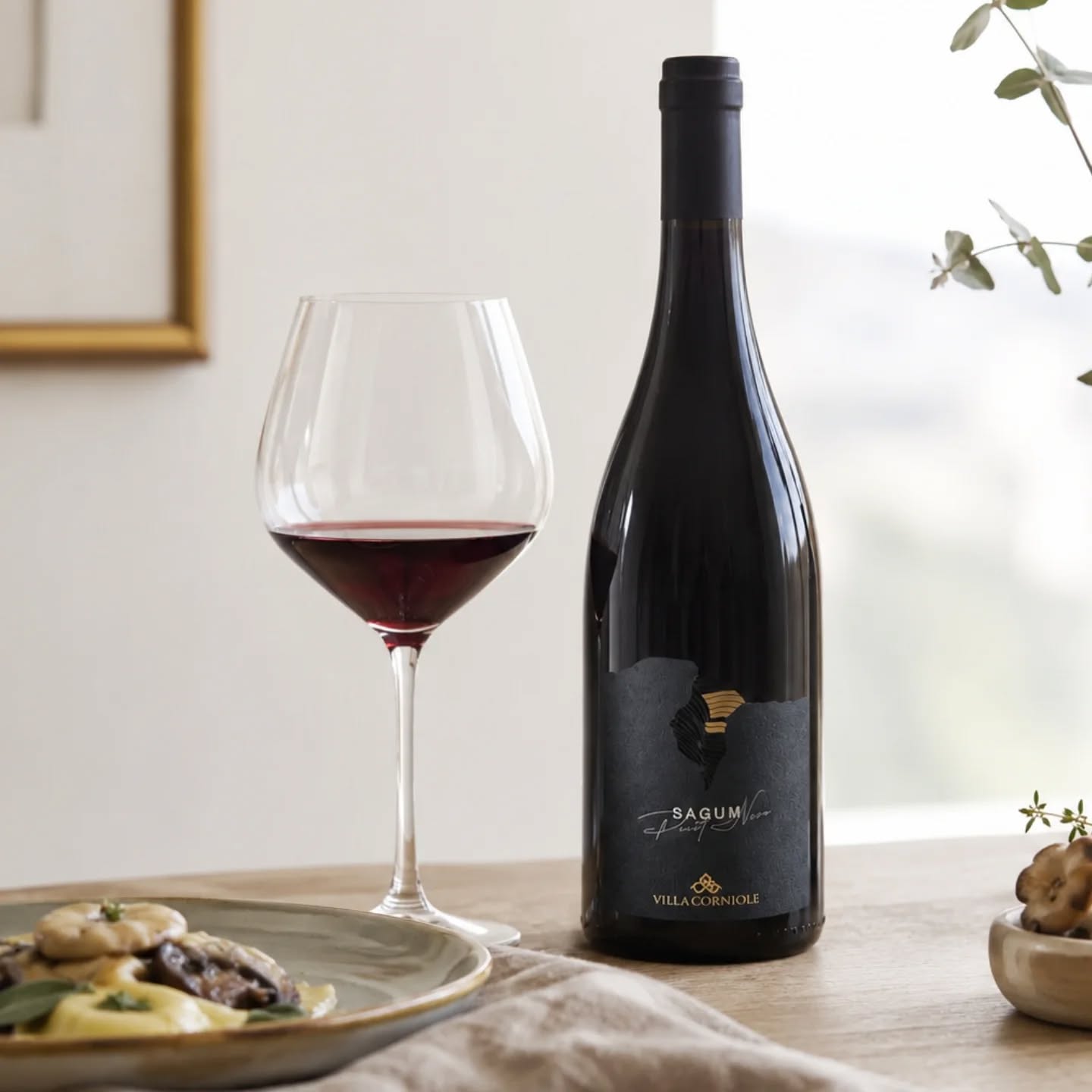 Sagum Pinot Nero DOC Superiore – Valle di Cembra
L’essenza più autentica dell’altitudine, dove il Pinot Nero raggiunge la sua massima espressione di eleganza e complessità. Un vino che unisce finezza, profondità e personalità, interpretando con precisione il carattere unico della Valle di Cembra.
Nato tra vigneti di montagna e plasmato dal tempo, Sagum racconta un territorio straordinario attraverso un sorso raffinato, intenso e armonioso. Un’eccellenza firmata Villa Corniole, capace di lasciare un segno distintivo e duraturo in ogni degustazione.