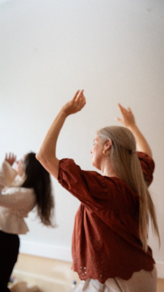Há momentos que nos lembram quem somos.
Neste fim de semana dançámos, escutámos o corpo, encontrámos silêncio e expressão, presença e encontro.
O Movimento Consciente & Dança Expressiva não é sobre fazer melhor.
É sobre sentir mais.
Habitar mais.
Estar mais.
Gratidão a todas as mulheres que trouxeram a sua autenticidade, coragem e presença para este círculo.
E tu, quando foi a última vez que ouviste verdadeiramente o teu corpo?
Com Amor, ❤️
Lisa Bompastor
📸 @cristianaeiraa
Curso de Movimento Consciente § Dança Expressiva / Maio - Porto