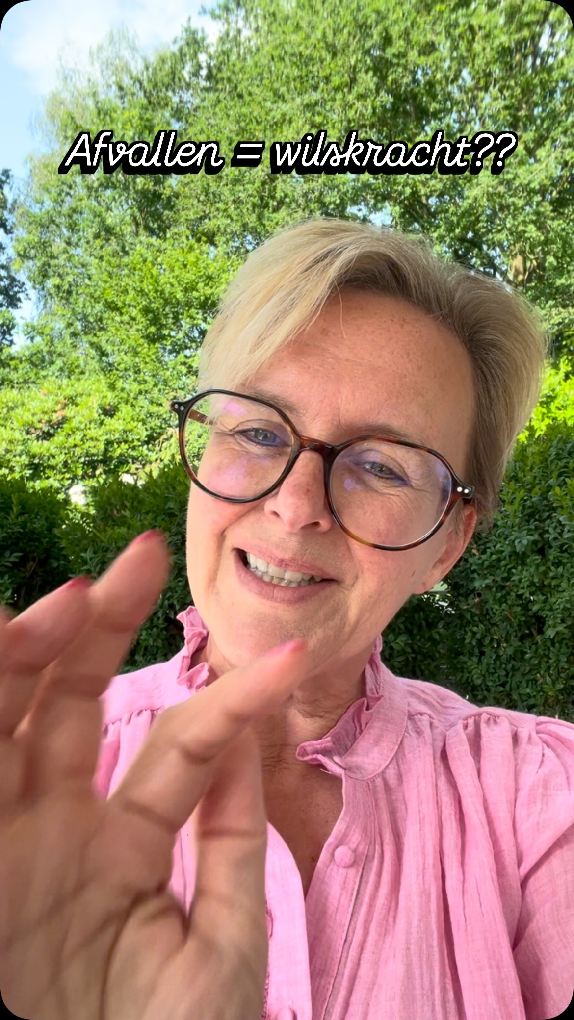 💬 Het ligt niet aan jou. Echt niet.
Geen gebrek aan karakter. Geen gebrek aan wilskracht.
Ik had klanten met een ijzersterk karakter die me vertelden: *”Elly, ik kan dat gezond leven gewoon niet volhouden.”*
En weet je wat? Ik geloof hen. Want het ligt niet aan hen.
Er ligt al zoveel op ons bord. En dan verwachten we van onszelf dat we van de ene dag op de andere alles anders doen. Alles tegelijk. Perfect. Nu.
Dat gaat niet. Dat gaat bij niemand.
We starten vaak te geobsedeerd — alles in één keer willen veranderen is geen motivatie, dat is een recept voor mislukken.
Stap voor stap. Kleine switches. Dat is wat werkt.
Dus de volgende keer dat je denkt *”ik heb geen karakter”*...
Nie doen hé. Gij hebt dat wel. 💪
🌿 Duurzaam afvallen begint niet met meer wilskracht. Het begint met de juiste aanpak
Herkenbaar?
Liefs, Elly 💋