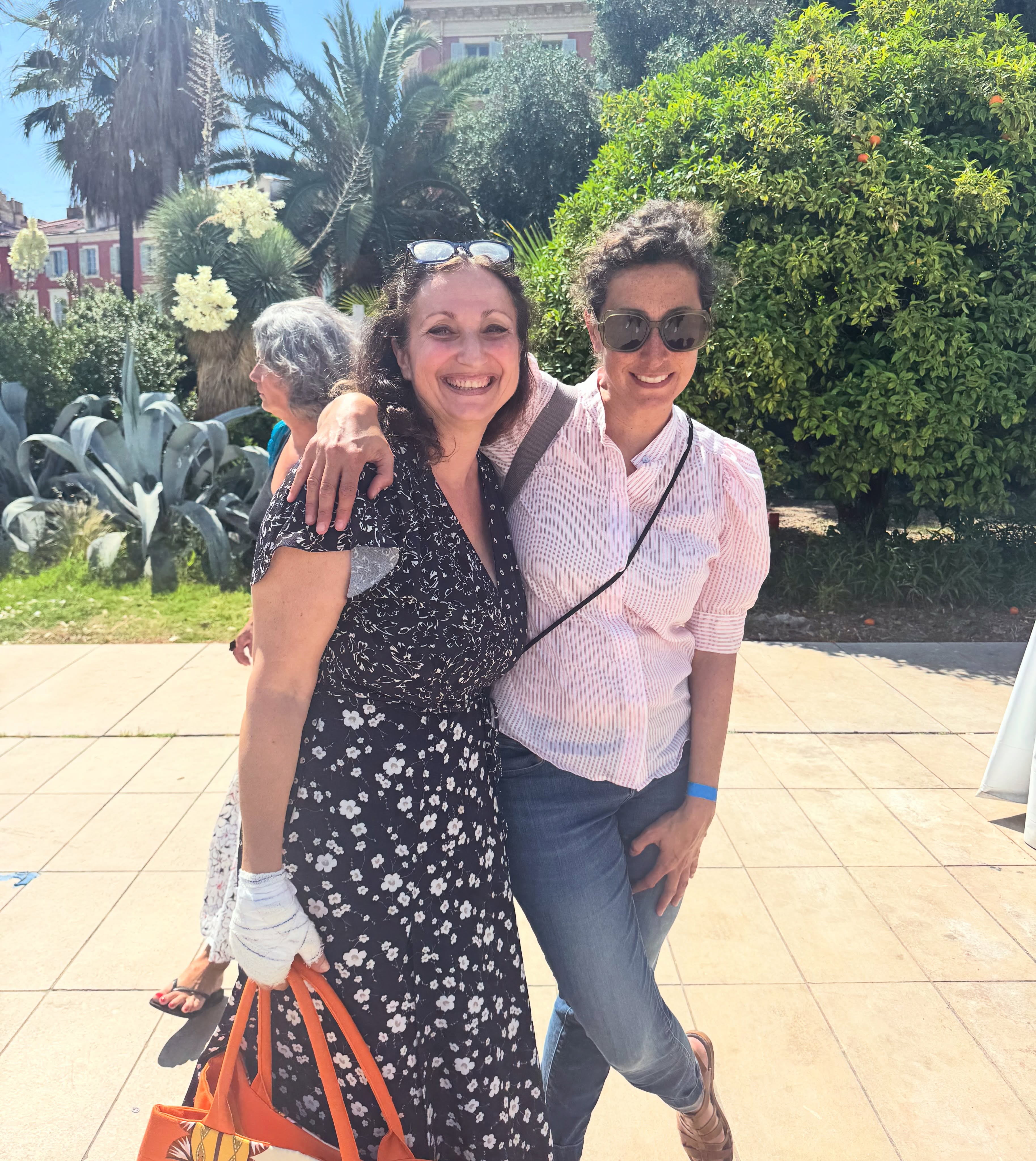 Avec la talentueuse @olivia.elkaim au Festival du livre de Nice.
J’ai découvert Fille de Tunis par hasard. Le livre m’a fait de l’œil dans la librairie. J’ai ensuite lu TOUT Olivia Elkaim.
Il me manquait le dernier. J’attendais Olivia ! C’est chose faite.
Olivia Elkaim est membre d’honneur du réseau. Et elle est formidable !