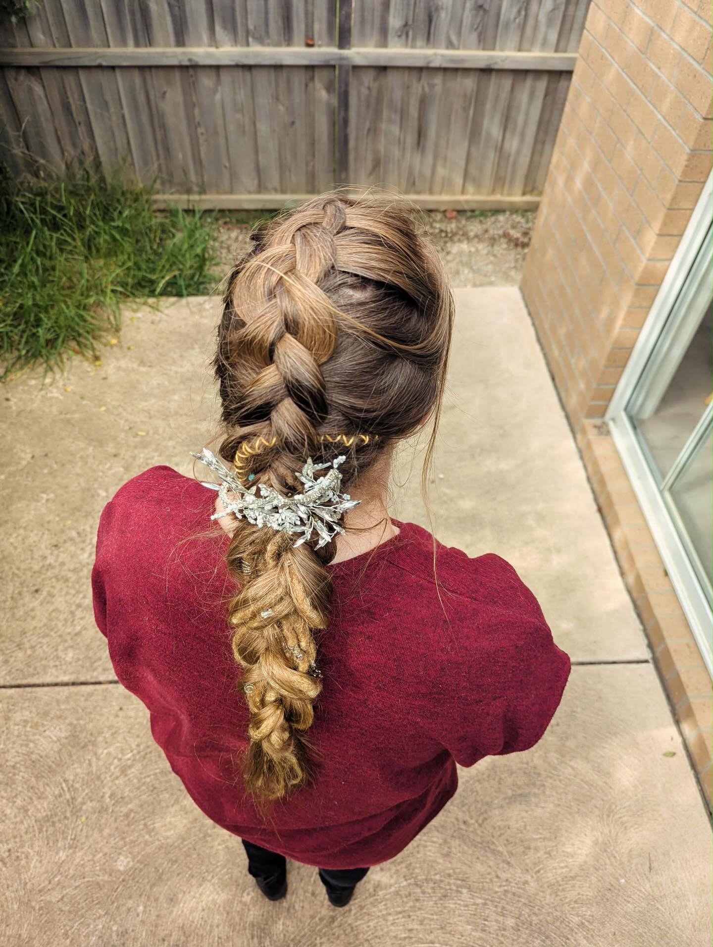 I wanted to share how beautiful my lovely friends dreddies looked when she attended a wedding recently 🥂
….*I did not do this braid, so I can’t take the credit for the updo!…but how pretty can dreddies look 💕
#whyknotnow #dreadlocks #dreadlockstyles #locs #girlswithdreads