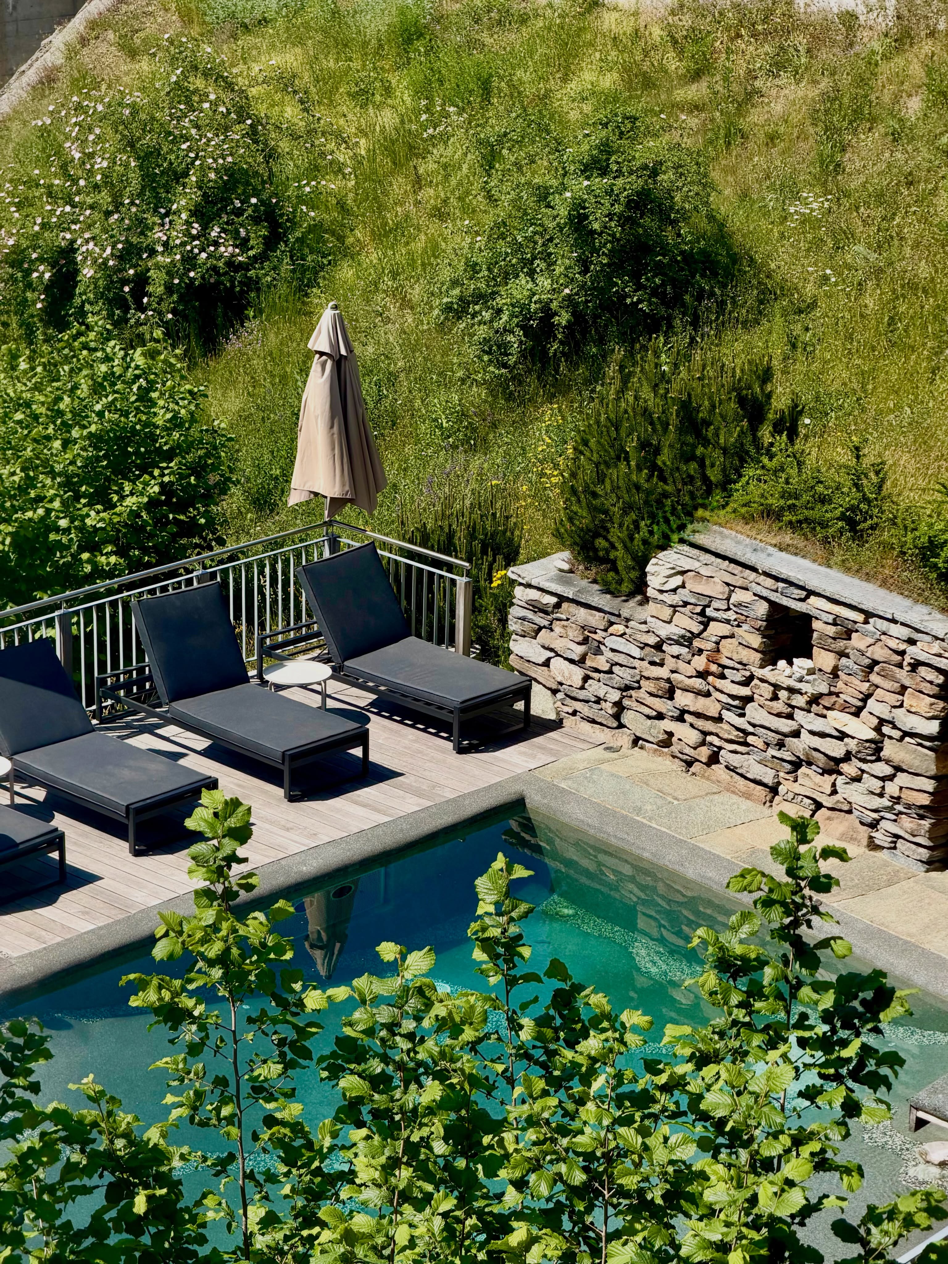 Sommer, Pool, Sonnenliegen, Energie tanken und einfach mal abschalten.
Im WOO Loft Resort erwarten Sie Aussenpool, ein grosszügiger Whirlpool, Sauna, Detox Dome, Dry Floating und viele weitere Wohlfühlangebote. Der perfekte Ort, um zu entspannen, neue Energie zu schöpfen und den Alltag in einer einmaligen Natur hinter sich zu lassen. @aletschhomes @wooloftresort
#erholung #metime #sommer #switzerland #alpen