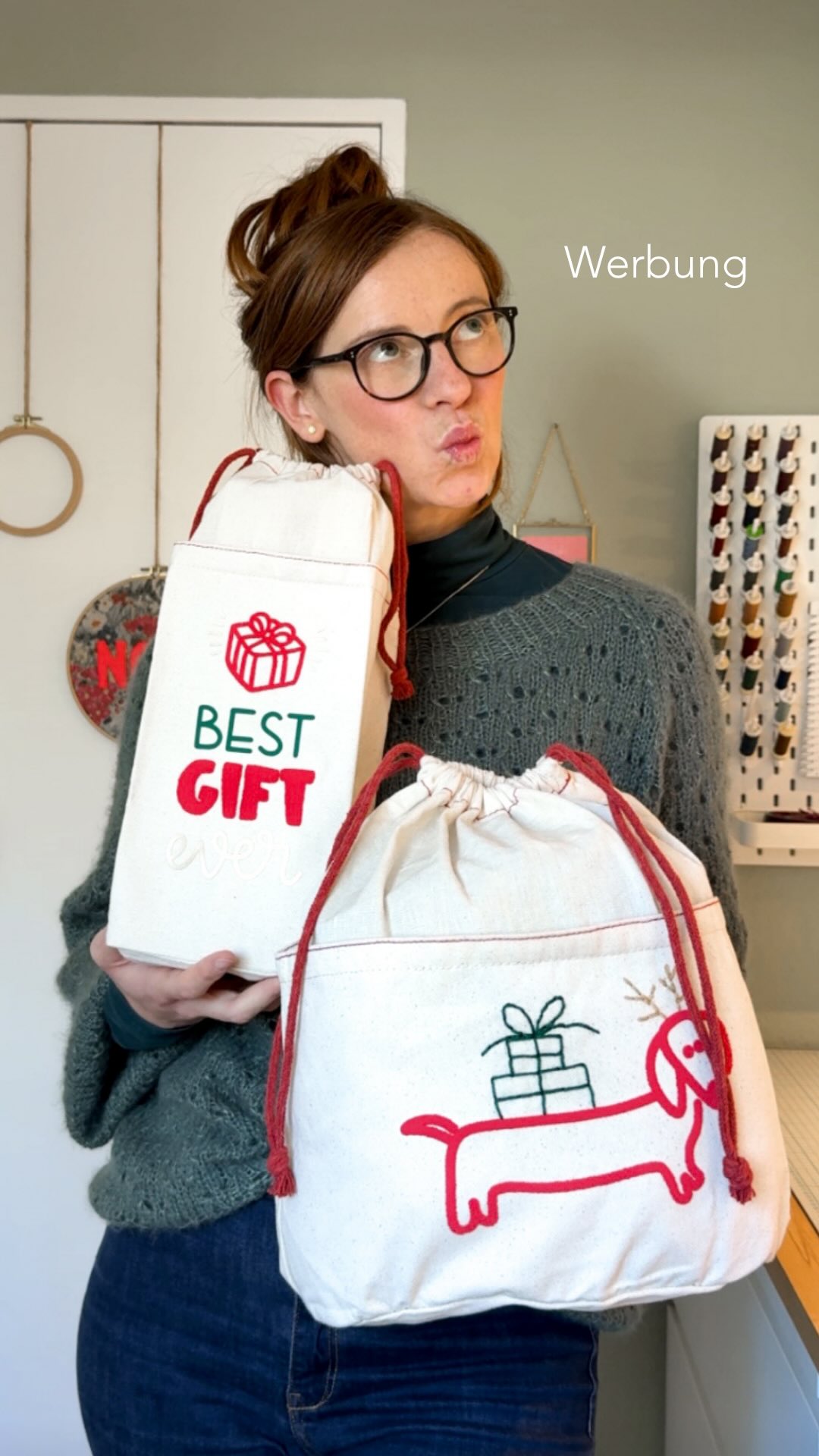 🎄Weihnachtliche Geschenkbeutel mit Puff-Effekt! ✨
Wusstest du, dass du mit der Puff Iron-on Folie von Cricut super coole 3D-Effekte auf Stoff zaubern kannst? Ich hab damit einfache IKEA-Aufbewahrungsbeutel GULLRISMOTT in kleine Weihnachtsgeschenk-Highlights verwandelt! 🫶
Einfach dein Wunschmotiv mit dem Cricut Maker 3 ausschneiden und aufpressen. (Tipp: für mehr Stabilität ein Stück Pappe in den Beutel legen) – und staunen, wie die Folie beim Erhitzen aufplustert! 🤩
Beim zweiten Beutel hab ich das Ganze noch mit einer kleinen Stickerei kombiniert – ganz easy mit Rückstich und ohne Stickrahmen. 🧵✨
Funfact: Die Cricut-Folien passen perfekt in die IKEA-Beutel. Jetzt fehlen nur noch die Leckereien zum Befüllen – und Weihnachten kann kommen! 🎅🎁
Material / Geräte:
🪡 Cricut Maker
💥 Puff Iron-on Folie
🧵 Stickgarn
🛍️ IKEA-Beutel
#DIY #Cricut #CricutMaker #IronOn #PuffFolie #WeihnachtsDIY #Nähenmachtglücklich #lieseloudiy #cricutyouridea #bastelnmitliebe #handmadegifts
