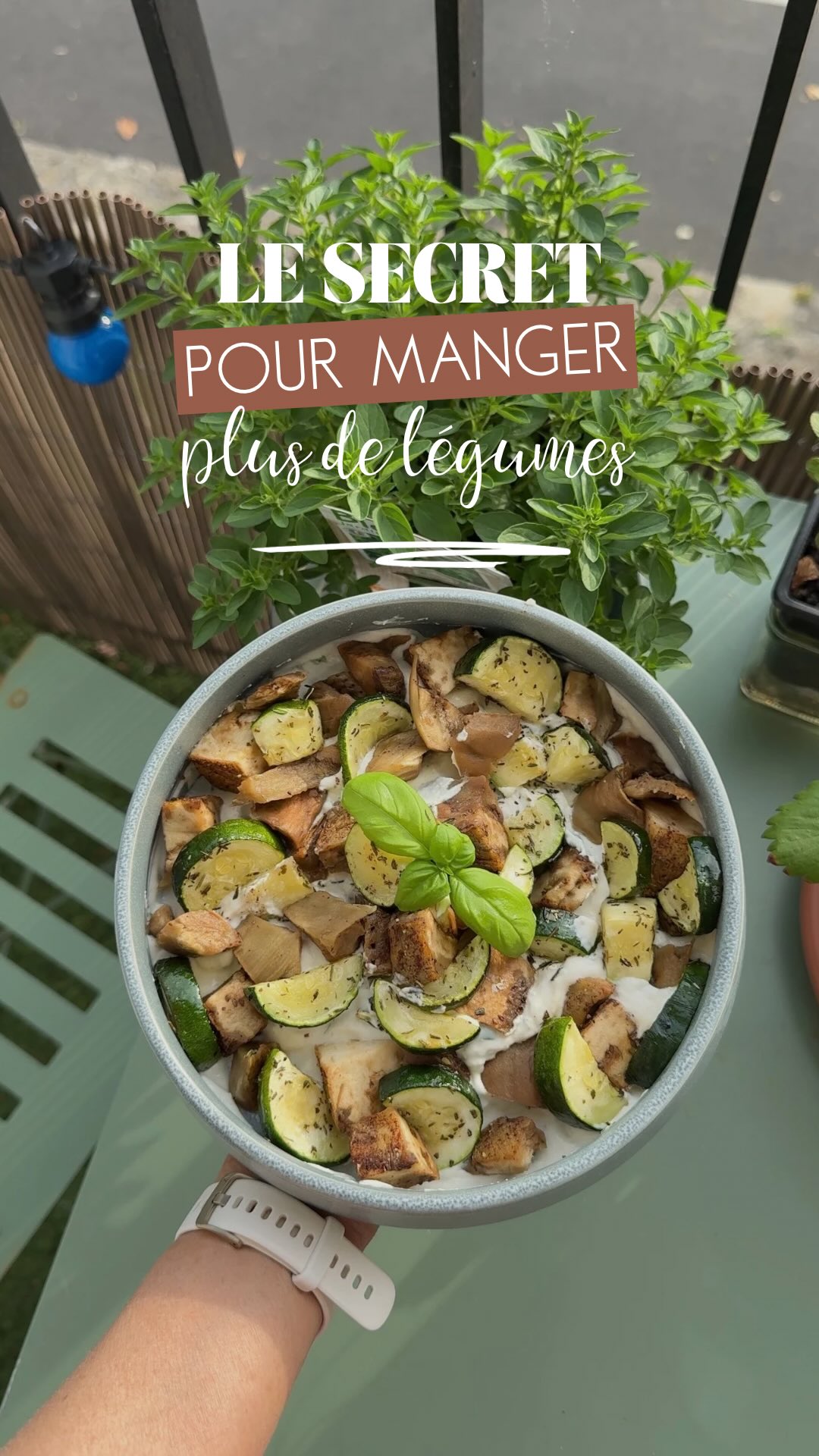 Le problème n’est peut-être pas les légumes.
C’est qu’ils sont souvent beaucoup trop tristes.
On parle souvent de manger plus de légumes.
Mais rarement de comment avoir réellement envie d’en manger.
Parce qu’entre une assiette de légumes vapeur nature et une assiette de légumes accompagnée d’une sauce gourmande, on sait toutes laquelle sera terminée en premier. 😏
Ma sauce de tout le temps :
• 3 cuillères à soupe de fromage blanc de brebis
• 1à 2 cuillère à soupe de tahini (purée de sésame)
• Le jus d’½ citron
• Quelques feuilles de basilic
• Un peu de poivre
On mélange.
Et en 2 minutes, vous avez une sauce crémeuse, fraîche, légèrement acidulée, parfaite avec des crudités, des légumes vapeur, des légumes rôtis ou même à l’apéro.
Parfois, mieux manger ne demande pas plus de volonté.
Juste un peu plus de plaisir dans l’assiette. ✨
📌 Sauvegarde la recette pour la tester.