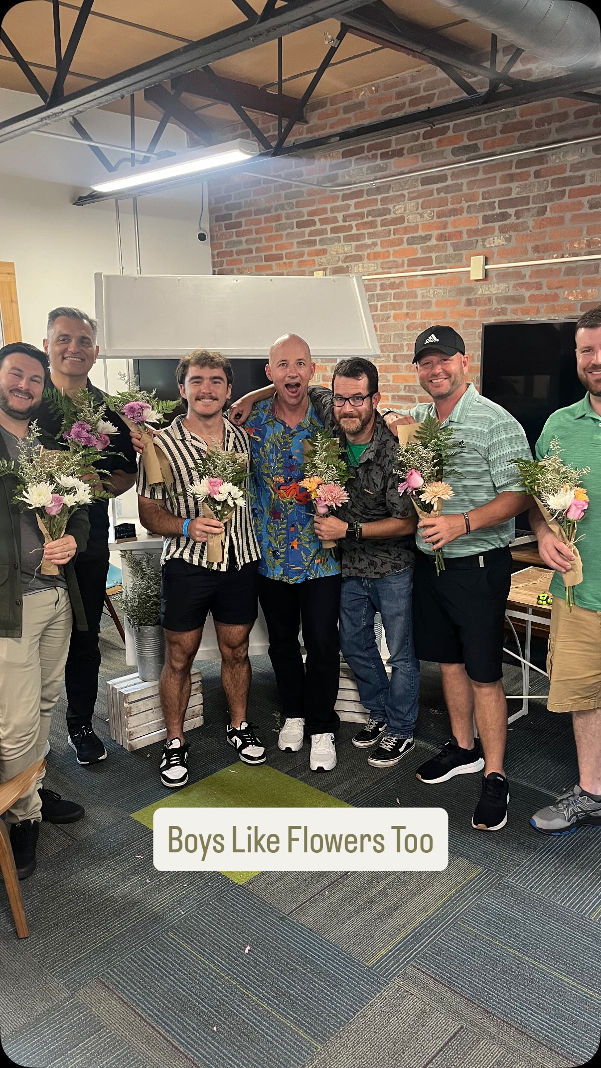 June is men’s mental health awareness month. And while everyone gives girls flowers most people don’t think to give them to men. Unfortunately, 88% of men never receive flowers until their funeral. A sad but true statistic that we can change! It’s my favorite to watch men to come to our classes and learn how to put together a bouquet or arrangement they are always so nervous at first but leave so happy and proud of what they made. And seeing that smile makes my heart so full knowing just a-little bit of beauty can brighten someone’s day. So go head by your partner, dad, best friend, cousin, uncle, boss whatever men you have in your life some flowers this month and help to bring some light into their day. Because men deserve flowers too 🌸💕
#flowerarrangingworkshoptampa #flowerworkshop #mensmentalhealth #menflowers #flowerwellness