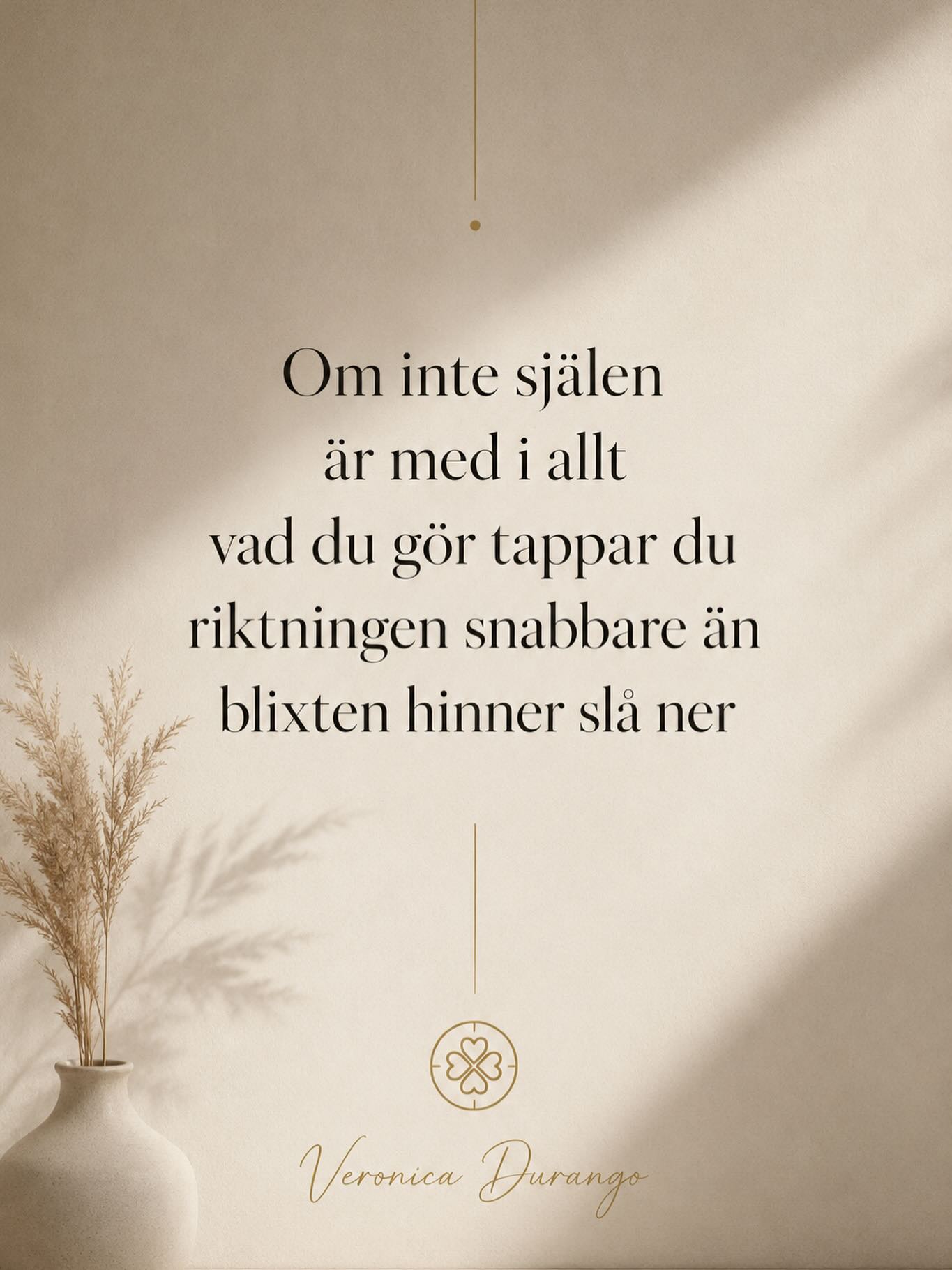 När själen försvinner ur det vi gör börjar också människan försvinna lite från sig själv.
Många människor fungerar. Tar ansvar.
Presterar. Håller ihop livet. Finns där för alla andra nonstop.
Men någonstans på vägen börjar det inre och det yttre leva två olika liv.
Det går att lyckas och samtidigt känna sig långt ifrån sig själv.
Det går att vara stark och samtidigt bära en tyst tomhet.
Det går att fortsätta framåt och samtidigt känna att något viktigt saknas.
Till slut handlar livet inte längre om att prestera mer.
Men någonstans tar det tvärstopp.
Och när själen återigen får vara med förändras inte bara något. Det förändrar allt.
Kärlek💚
Veronica
P.s Jag kommer ha medial vägledning från idag till sista Juni. Maila: hej@veronicadurango.se
#soulandpathfinding #självledarskap #hälsa #själen #kroppenklagarnärsjälenlider