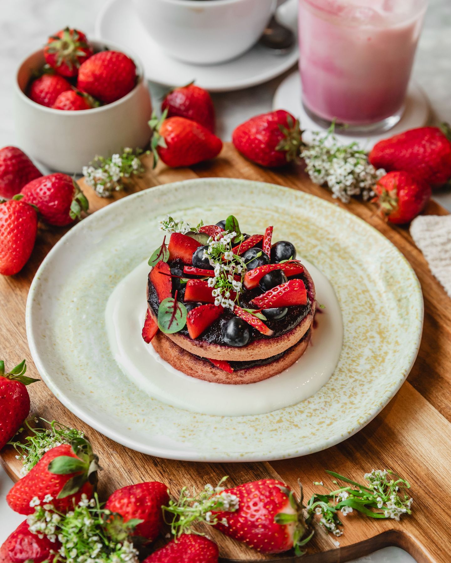 SWEET PANCAKES 🍓
Des fruits rouges riches en antioxydants et vitamine C, de la verveine apaisante et un yaourt de coco onctueux pour une touche plus légère et digeste !
Un petit-déjeuner pour démarrer la journée en douceur.
📸 @alicepages
#healthybreakfast #healthyparis #sansgluten #glutenfreeparis
