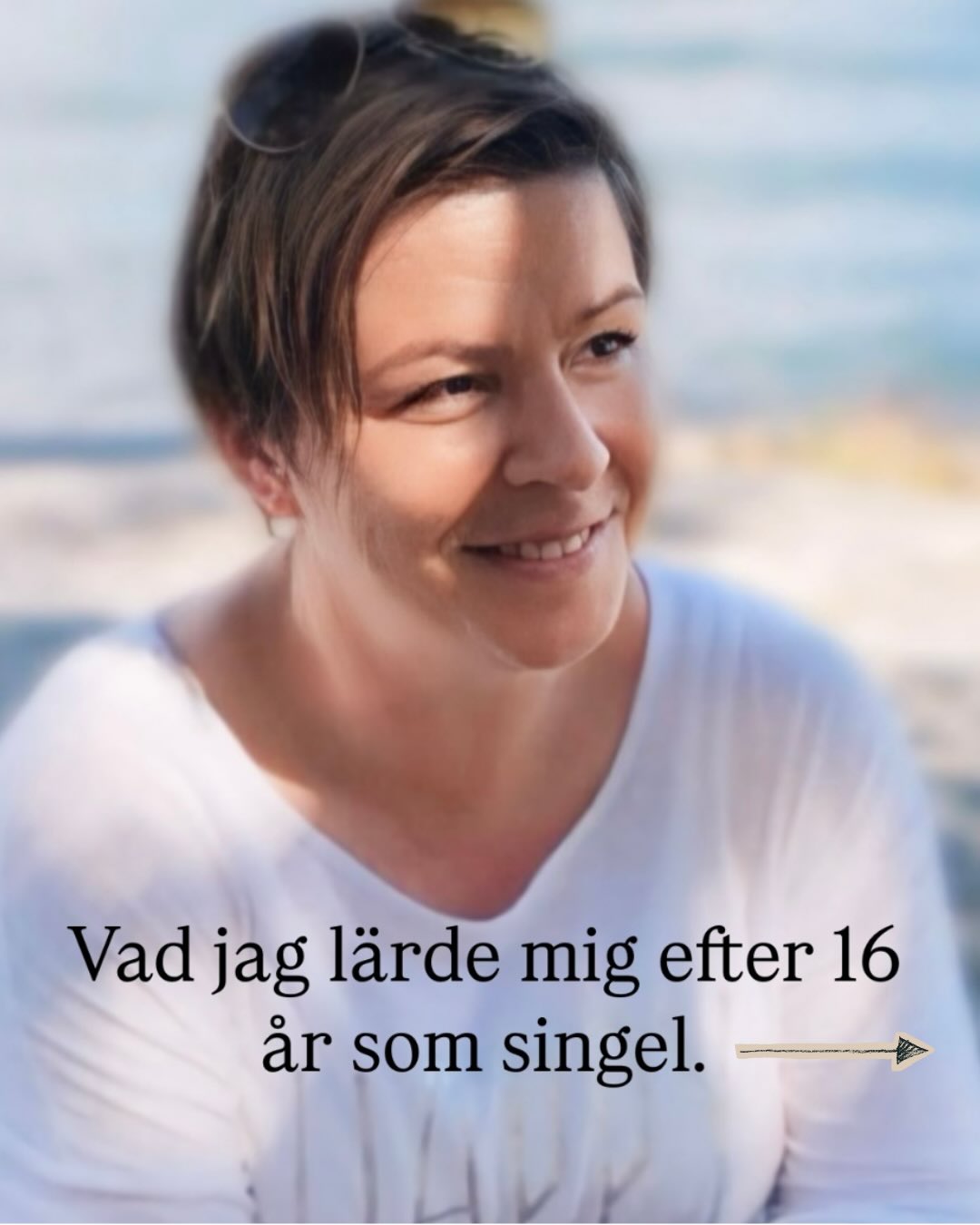 Efter flera relationer som inte höll längre än sex månader bestämde jag mig för att leva som singel tills den dag jag visste vem jag var när jag klev in i en relation.
Ja, det är sant. Det tog 16 år.
Det behöver självklart inte ta 16 år för dig. Pågrund av mycket trauma att bearbeta så var det vad jag behövde. Allt ifrån sorg, förlust och identitetsfrågor kopplade till adoption. Spelberoende, utsatthet, people pleasing, psykisk misshandel, mobbing osv.
Många tror idag att det räcker att arbeta med sina tankar eller sitt undermedvetna för att komma till en plats av inre frihet. Det är ett steg i rätt riktning. Det är en illusion om man tror det räcker .
Under dessa 16 år arbetade jag djupt med min övergivenhet.
Övergivenheten från fyra föräldrar.
Två mammor. Två pappor.
Den satt djupt rotad i kroppen. Inte bara från mina egna erfarenheter utan också från generationer av kamp, överlevnad, krig, fattigdom, okunskap och känslomässig avstängdhet.
Sakta men säkert började jag frigöra det som inte var jag.
🍀Jag insåg och förstod.
🍀Jag förlät.
🍀Jag accepterade.
🍀Jag läkte.
🍀Jag släppte taget.
🍀Jag höjde min energi.
🍀Jag valde N Y T T.
Och när jag hade gjort det arbetet kom en viktig insikt. Om jag ville ha trygga, stabila och kärleksfulla relationer behövde jag först bli den personen.💕
Det var först när jag gjorde det som jag mötte min kärlek, skapade vackra vänskaper, meningsfulla samarbeten och kvalitativa relationer fullt ut.
För kärlek handlar inte om att bli vald av någon annan. Den handlar om att välja sig själv.
Och sedan, varje dag, välja sin partner.
Inte för att man behöver personen för att känna sig hel. Utan för att man vill dela sitt liv med personen.
För mig blev den största insikten denna:
När jag slutade söka mitt värde, min trygghet och min tillräcklighet hos någon annan, blev kärleken fri och fri kärlek är ren och autentisk kärlek. Ni vet den som flödar.
Relationen blev inte längre en räddning.
Den blev en bonus.❤️
Därför säger jag ofta:”Om du vill ha vackra relationer så behöver du veta vem du är som kliver in. Det är INTE ego. Så släpp skammen .💚
Varma kramar 🥰
#relationer #självledarskap #läkning #soulandpathfinder #kärlek