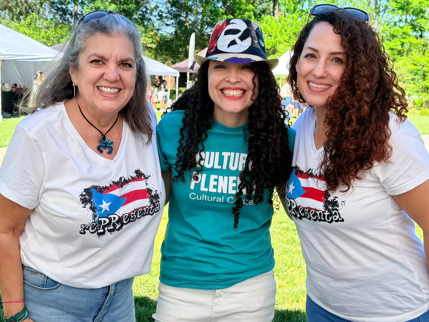 Aquí con las hermanas culturales que me ha dado la diáspora @janette.ramos.902 @reflectionsofpuertorico en el Puerto Rico in Maryland Festival organizado por @cultura_plenera y representando a @semillacultural. La hermandad cultural del DMV 💚