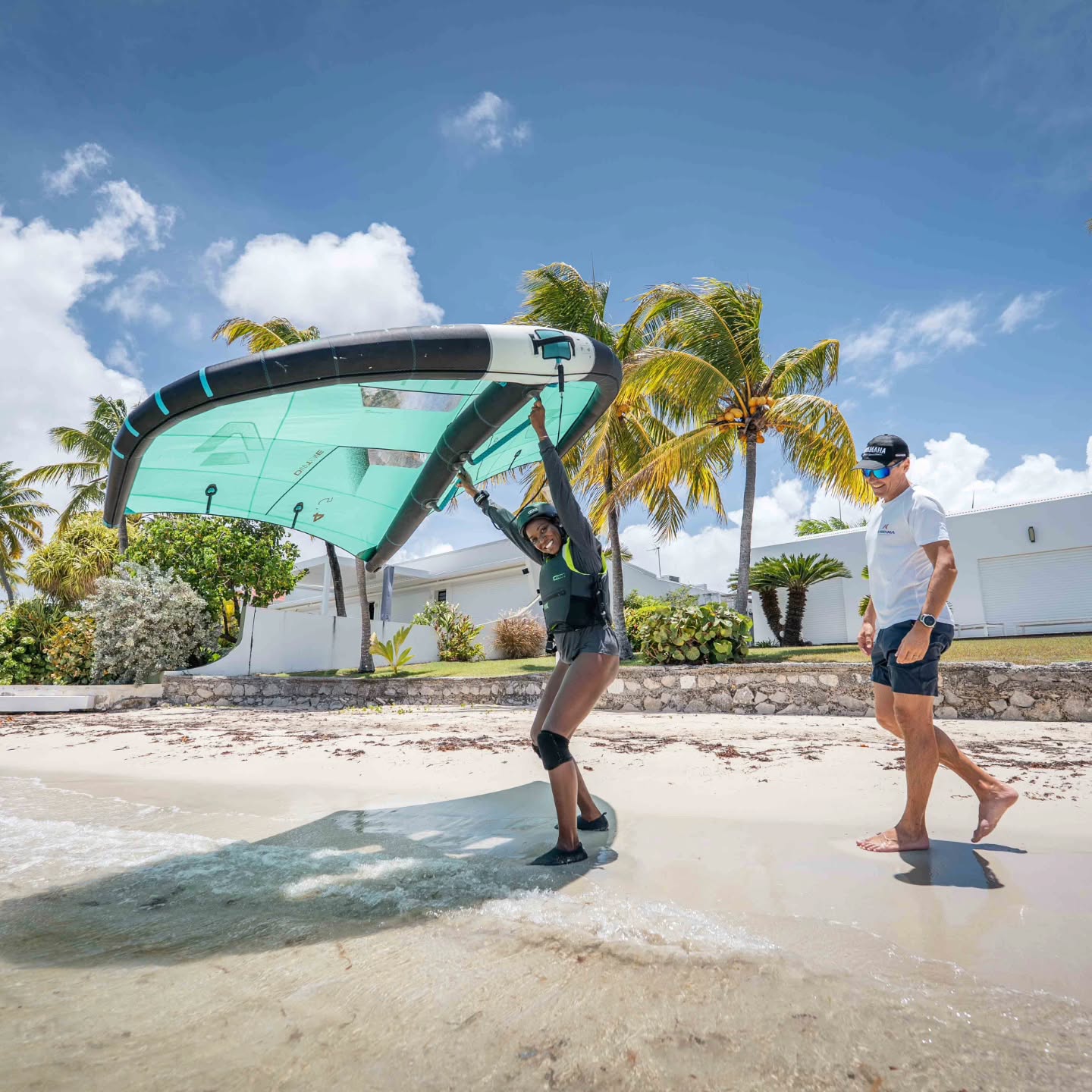 🌴 Ici, vous attend !
Audrey n'avait jamais touché une aile.
Aujourd'hui elle glisse sur le lagon de Saint-François, les pieds dans une eau turquoise, les cocotiers en témoins.
Le wingfoil, ce n'est pas réservé à une silhouette, un âge ou un niveau.
C'est une histoire qui commence sur le sable… et qui décolle plus vite qu'on ne l'imagine. 🪽
👉 Premier cours, premières sensations. On s'occupe du reste.
📍 Kawana - Wingfoil School Guadeloupe — Saint-François