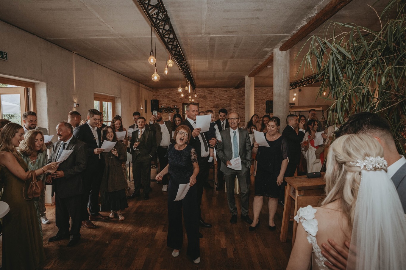 Silvi & Tim haben ihre Hochzeit in der Eventtenne gefeiert – mit emotionaler Trauung, wunderbarer Atmosphäre und einer Location, die zeigt, dass ein Hochzeitstag auch bei nicht perfektem Wetter unglaublich schön sein kann. 🤍
Denn genau dann zeigt sich, was eine starke Hochzeitslocation wirklich ausmacht: vielseitige Möglichkeiten, stilvolle Räume, eine warme Stimmung und ein Ort, an dem sich alle Gäste vom ersten Moment an wohlfühlen.
Die Eventtenne bietet dafür viele Möglichkeiten – für emotionale Momente, entspannte Feierlichkeiten und einen Tag, der sich trotz Regen nicht nach Plan B anfühlt. Und wer die Eventtenne kennt, weiß: Nicht nur die Location selbst überzeugt, sondern auch das Catering, das den Hochzeitstag kulinarisch perfekt begleitet. ✨
Silvi & Tim haben bewiesen, dass es manchmal weder Sonne noch strahlend blauen Himmel braucht – wenn die Menschen, die Stimmung und die richtige Location einfach zusammenpassen.
Wärt ihr Team Sonnenuntergang oder Team gemütliche, stimmungsvolle Hochzeit – ganz egal, welches Wetter draußen wartet? 🤍
#Eventtenne #HochzeitEventtenne #Hochzeitslocation #HeiratenInBayern #HochzeitslocationBayern FreieTrauung ExklusiveHochzeit EmotionaleHochzeitsfotografie Hochzeitsreportage HochzeitsfotografBayern FineArtWedding WeddingInspiration Brautpaar2026 HochzeitMitAtmosphäre