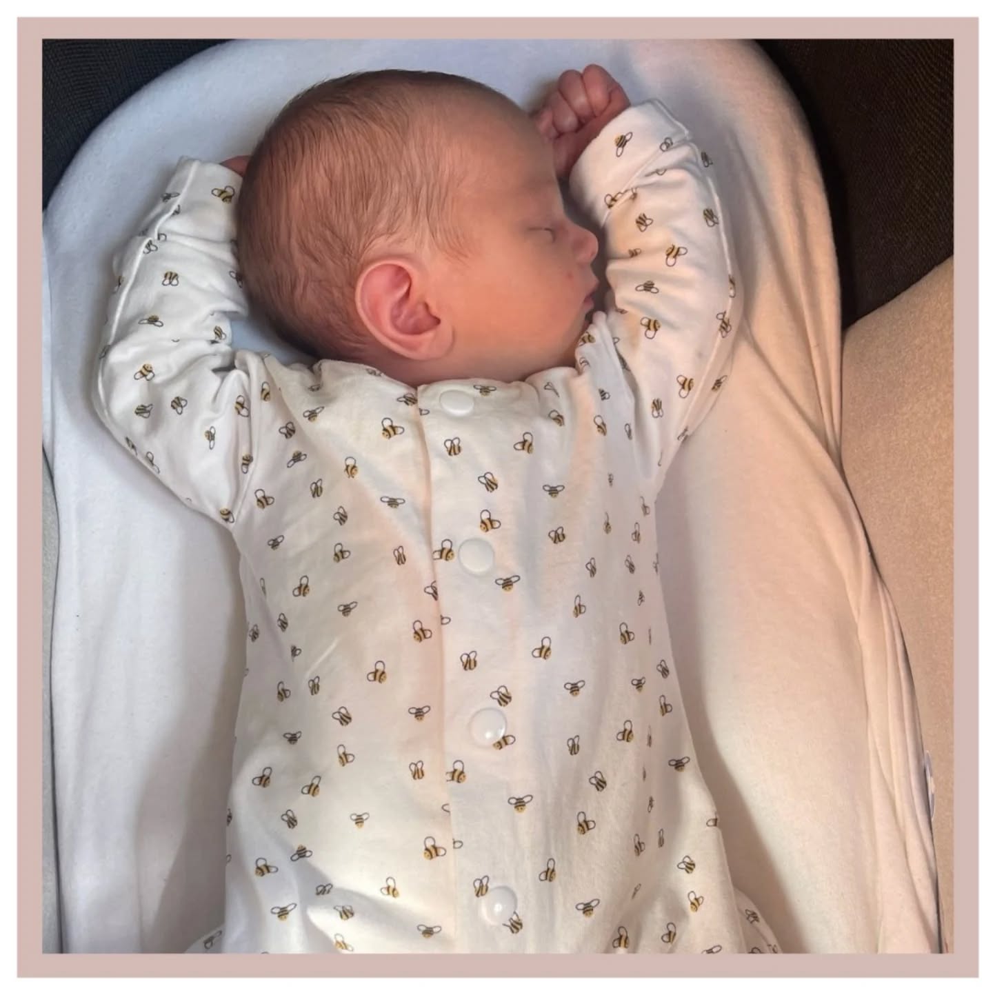 WELKOM WIES! 🩷
Dit mooie meisje heet Wies. Ze werd op 17-5-2026 om 11:12 uur geboren. Ze woog 3246 gram bij 39+2 weken.
We mochten haar ouders, Sjoerd & Anne-Marie, ook begeleiden tijdens de zwangerschap van grote broer Guus. Voor Anne-Marie was de keuze voor een verloskundigenpraktijk niet zo ingewikkeld, want onze verloskundige Joyce is haar beste vriendin! 🥰 Ook deze keer kreeg Joyce de grote eer om de zwangerschap en bevalling te mogen begeleiden. Een bijzondere en intense periode, want het zwanger zijn is voor Anne-Marie alles behalve een roze wolk. Voor de 2e keer kreeg ze te maken met hevige hyperemesis gravidarum: extreme zwangerschapsmisselijkheid. Al vrijwel direct na de positieve test moest ze stoppen met werken en verplaatste ze zich vooral van de bank naar de wc pot en weer terug. Dat zorgde voor een zware 9 maanden, zowel fysiek als mentaal. Niet alleen voor Anne-Marie, maar voor het hele gezin. 😓 Na heel veel aftellen en geduld hebben was het 17 mei dan eindelijk zo ver! Kleine Wies was er klaar voor! 🤩
Vroeg in de ochtend belde Sjoerd naar Joyce omdat de weeën waren begonnen. Bij aankomst had Anne-Marie 6 centimeter. We vertrokken richting het Amphia, waar ze even tijd nodig had om terug in haar bubbel te komen. We zetten kaarsjes en een fijn muziekje aan en wachtte geduldig af. Toen de ontsluiting leek te stagneren, besloten we de vliezen te breken. Wies bleek in het vruchtwater te hebben gepoept, maar de klinisch verloskundige snapte gelukkig dat Joyce deze baby toch echt heel graag zelf wilde aanpakken. 🤭 Onder toeziend oog van de klinisch verloskundige mocht Joyce de bevalling verder begeleiden. Vanaf dat moment ging het heel snel! De weeën werden direct na het breken van de vliezen intenser, en een uurtje later kreeg Anne-Marie persdrang. De kracht die in haar lichaam vrij kwam overweldigde haar, maar desondanks lukte het haar om in slechts 10 minuten persen haar kindje op de wereld te zetten. Sjoerd pakte Wies aan, en samen ontdekten we dat ze een dochtertje hadden gekregen! 😍 Er volgde tranen van geluk, zelfs bij de verloskundige. 🥹
➡️ Swipe voor een foto van Joyce met haar kleine vriendinnetje!
⬇️ Lees verder in de comments