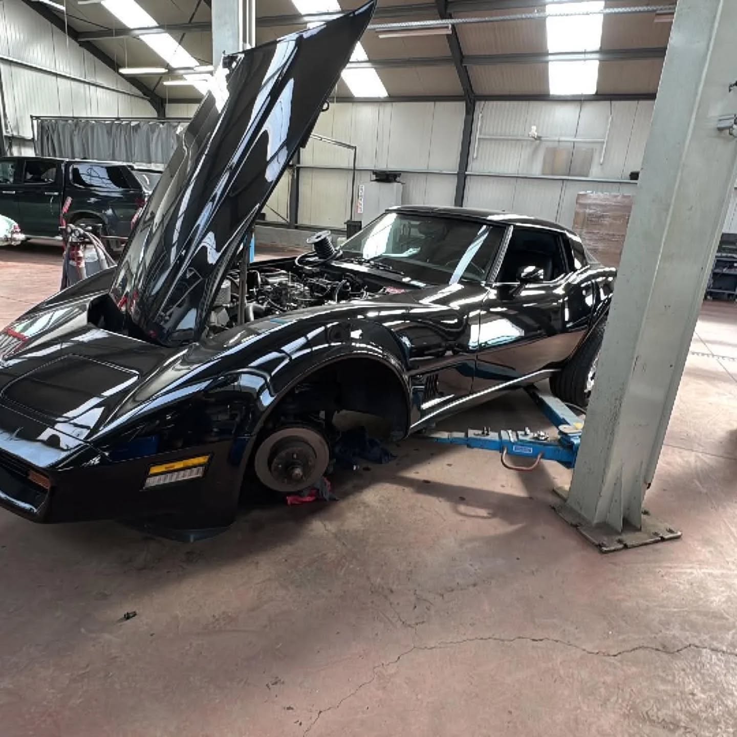 Au programme pour cette Corvette C3 1980 : révision annuelle, réglage de l'allumage et sécurité des freins garantie. Bon week-end sur les routes ! 🛠🏁
