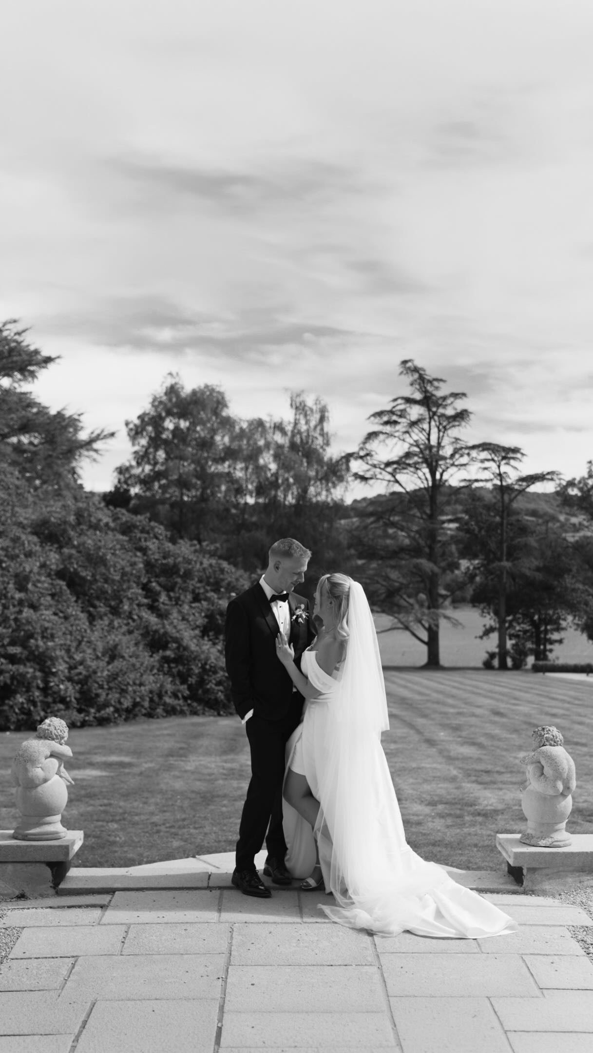 Italy may be next on the itinerary, but the Devonshire countryside was giving serious Mediterranean vibes. @_tamarajayne @owennmanze
Venue: @deerparkcountryhouse
Video: @specularvisuals
Photo: @melaniebarnfieldphotography
MUA: @patisanchez.bridal
