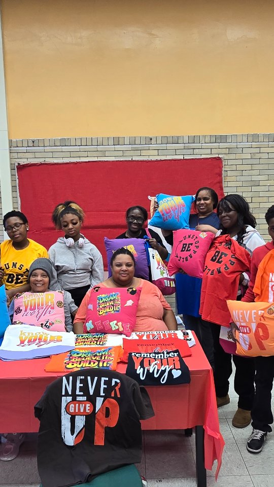 A special thank you to YG & Fenger High School for hosting a beautiful Self Love Krafting Experience with Kraft it Up! 💖✨
The students had an amazing time creating their self-love merch and expressing their creativity! 🎨🫶🏽
#KraftItUp #SelfLoveExperience #chicagopublicschools #thingstodochicago #YouthEmpowerment