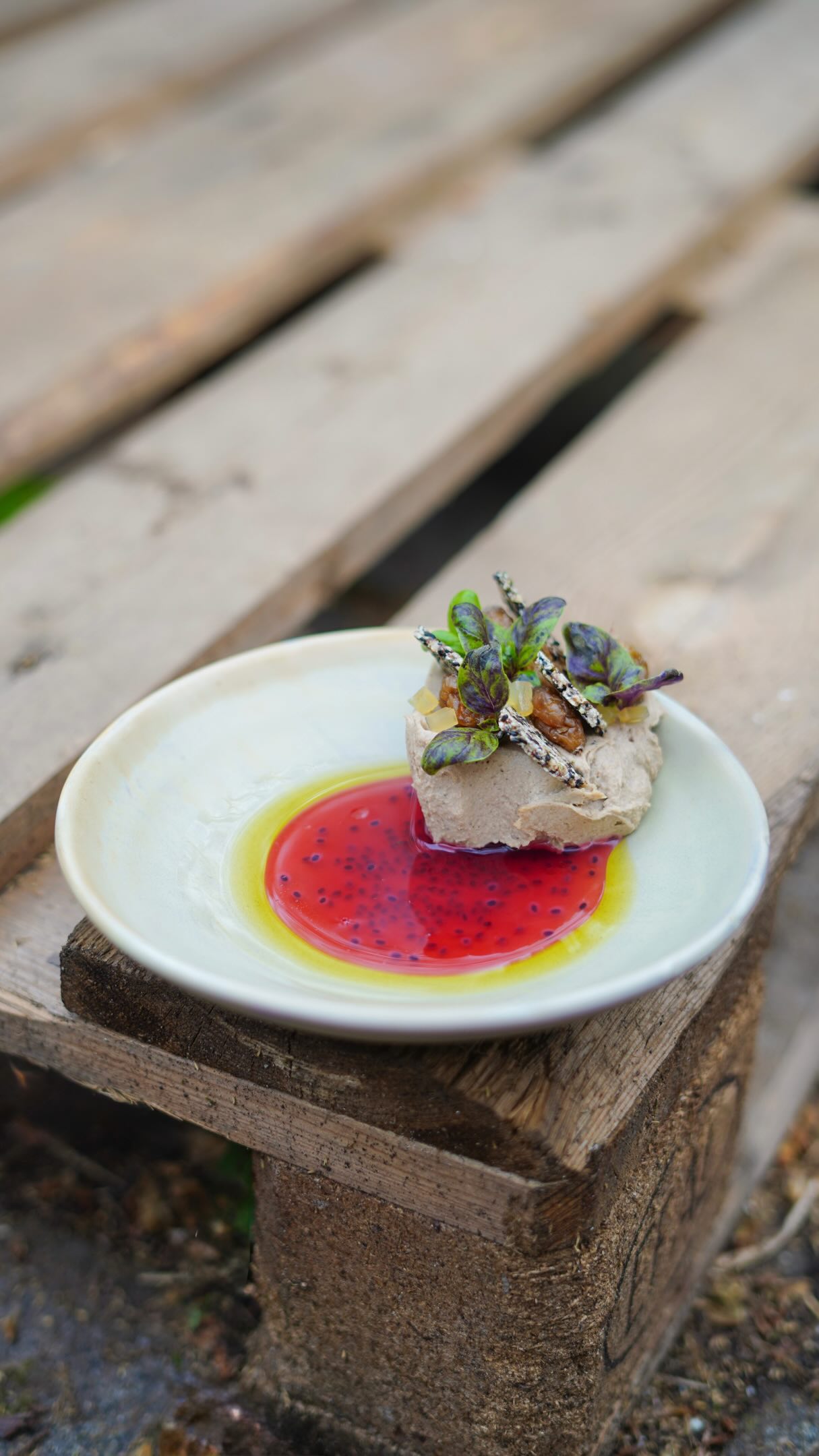 DINNER // BIOTA
Making Of unserer aktuellen Vorspeise. ❤️🔥
Hanf Pâté trifft auf die feine Säure der Stachelbeere und die aromatische Frische von Lila Basilikum. Aus wenigen Zutaten entsteht ein Zusammenspiel aus Textur, Tiefe und Kontrasten – präzise, saisonal und voller Charakter.
Reduziert auf das Wesentliche. Geschmack im Fokus. 💫
#finedining #neobiota #cologne #baumscheff #foodstagram