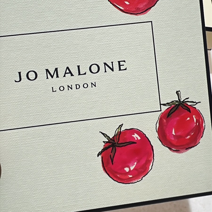 We’ve been adding a little creativity to departures this week with Jo Malone London at Gatwick Airport ✈️
To celebrate their wonderfully playful new Veggies Collection, we’ve been hand-painting watercolour vegetables inspired by the fragrances themselves (think Scarlet Beetroot, Velvety Butternut and Carrot Blossom) before adding personalised calligraphy for travellers passing through Duty Free. 🎨🥕
The collection takes inspiration from the British vegetable patch, transforming ingredients like beetroot, butternut squash and carrot blossom into beautifully unexpected scents.
It’s been such a joy creating bespoke pieces for people heading off on their holidays, each one painted and lettered by hand while they wait.
If you’re travelling through Gatwick over the next few weeks, come and find us as we’ll be back for the next three Fridays and would love to say hello! ✨@jomalonelondon
#JoMaloneLondon #GatwickAirport #LivePersonalisation #ModernCalligraphy