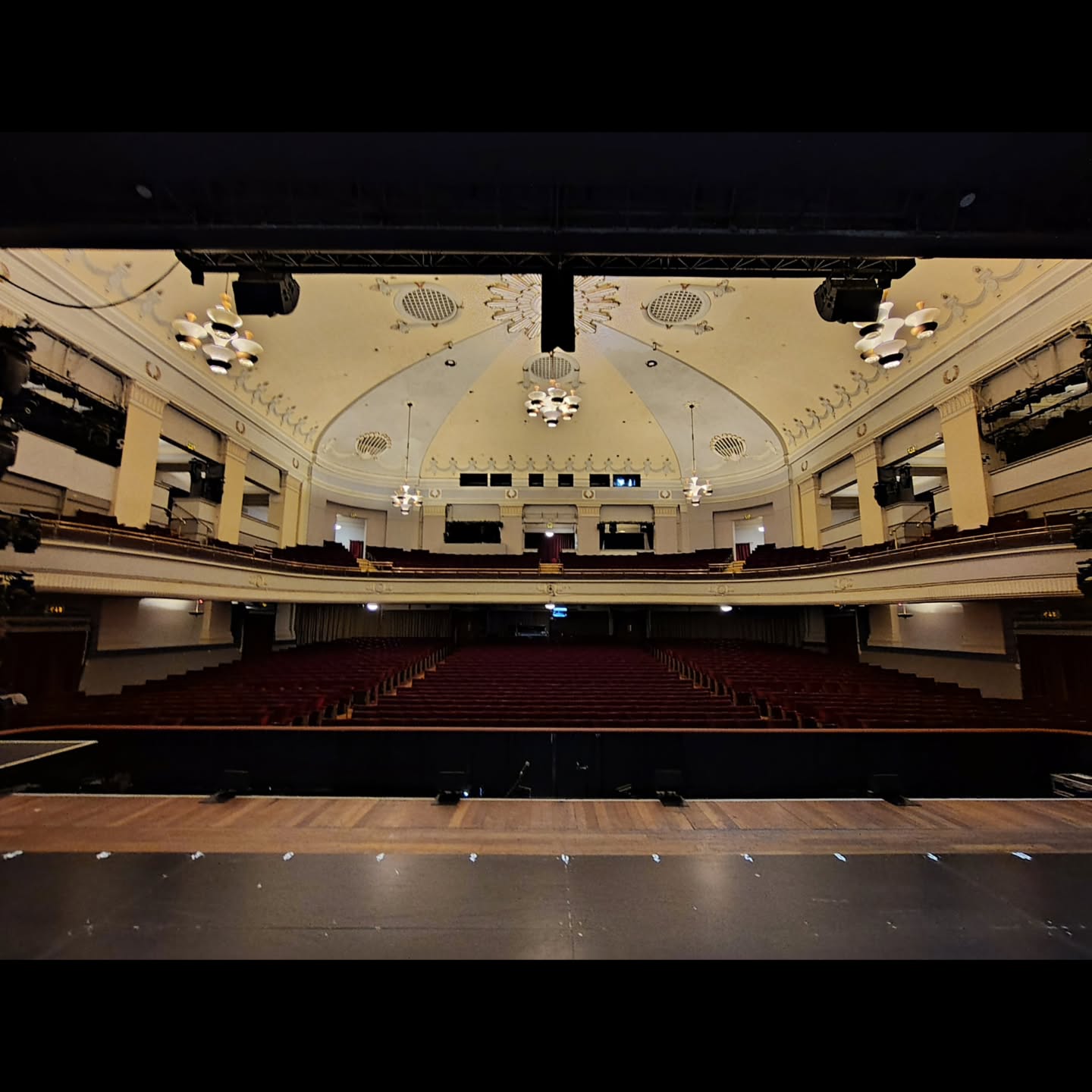Bournemouth, we are in you.
The next stop of the tour with @meangirlsmusical in all of its art deco glory by the sea, featuring the classic "Organ Blower Room" backstage touring photo...
Bit of a weird setup this week: Guitars and Keys are in the pit, Horns are in one of the dressing rooms, and I get this SPECTACULAR view of the theatre storage room.
.
.
.
.
.
.
.
.
.
.
#meangirlsthemusical #bournemouthpavilion #musicaltheatre #theatredrumming #drumsview