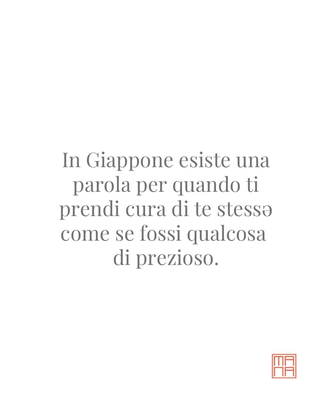 Jibun (自分) è una parola giapponese che significa “se stesso”, ma dentro ci vive qualcosa di molto più ricco di una definizione.
In Giappone prendersi cura del proprio jibun, del proprio sé, è considerato un atto di responsabilità verso il mondo intero, perché solo chi abita se stessə con cura può stare davvero in relazione con gli altri, può dare senza svuotarsi, può essere presente senza perdersi.
Eppure molti e molte di noi hanno imparato il contrario: che prendersi cura di sé è un lusso, che viene dopo, che bisogna guadagnarselo. E così andiamo avanti, dando tutto a tutti, tenendo tutto in piedi, fino al giorno in cui ci ritroviamo con le mani vuote davanti a noi stessə, stanchi di una stanchezza che va più in profondità del corpo.
Jibun dice qualcosa di diverso: che il tuo sé è una presenza degna di cura, che abitarlo con attenzione e tenerezza è il gesto più antico e più necessario che esiste, per te e per chiunque ti stia accanto.
Nel greco antico questa stessa qualità si chiamava Aretè, la fioritura del proprio essere più autentico, il raggiungimento della propria forma più piena e vera. Aristotele credeva che ogni essere vivente portasse in sé una sua eccellenza propria, e che la vita buona fosse quella in cui quella eccellenza si esprimesse liberamente.
Jibun e Aretè si riconoscono attraverso duemila anni e diecimila chilometri, e dicono la stessa cosa: diventare pienamente ciò che si è, è il compito più alto che esiste.
Nel gruppo Instagram, che trovi in home al profilo, ho lasciato un approfondimento più intimo su questo tema, insieme a una piccola pratica da fare oggi, per tornare a te stessə con la cura che meriti.
🙏🌸