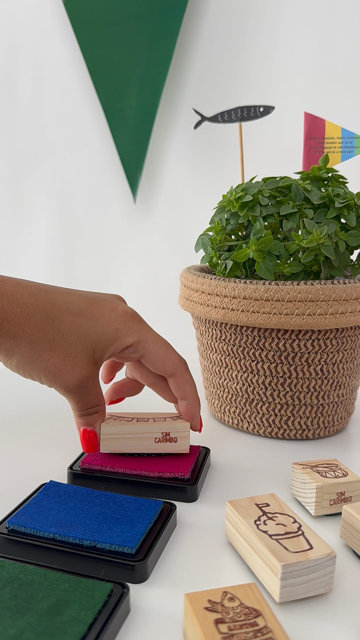 Em junho há festa no ar,
Manjerico a perfumar.
No papel bem carimbado,
Fica o detalhe celebrado 🎉