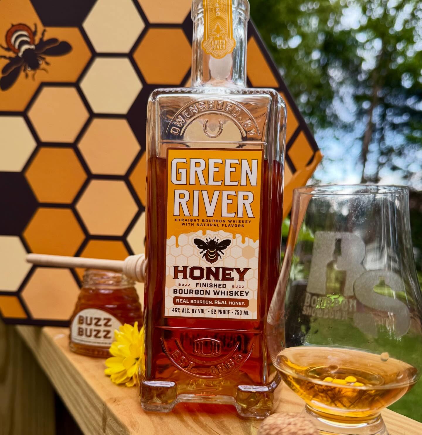 The hardest thing to do with a honey whiskey is keep it from taking over. This new Green River Honey does it the right way and makes it about the Green River whiskey first and lets the honey heighten an already tasty pour of whiskey! A delicious pour that does it the right way! And at $24.99 this turn into one of the go-to’s for the summer! A great way to get Saturday night started! Cheers all!
#greenriver #whiskey #honeypot #honeywhiskey #greenriverwhiskey