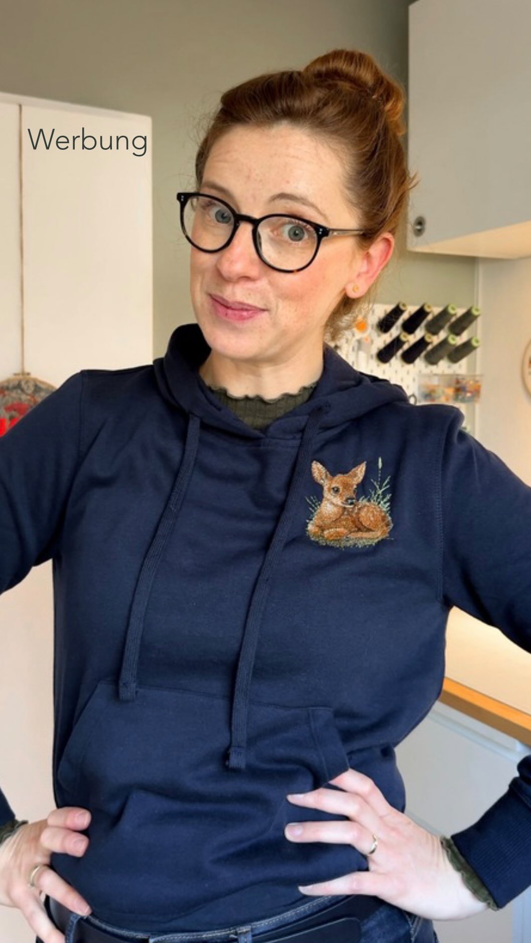 Warum kaufen, wenn man’s auch selber machen kann?
Im Urlaub habe ich einen Pullover entdeckt, der einfach perfekt zu meinem Stil gepasst hätte. 🦌💭 Und dann kam mir der Gedanke: Warum nicht einfach selbst machen?
Einen dunkelblauen Basic-Hoodie hatte ich noch im Fundus – also hab ich mir fix eine passende Stickdatei bei Etsy gesucht, kurz die Nähmaschine umgebaut und los ging’s. ✨
Jetzt ziert dieses kleine Reh meinen neuen Lieblingspulli. 💙
Wenn du den Look nachmachen möchtest, hab ich dir alles zusammengestellt:
👉 den Link zu meiner Materialliste auf Amazon findest du in meinem Profil.
Und falls du dich für das Thema Farbe & Stil interessierst:
💌 Trage dich unbedingt in meinen Newsletter ein, damit du den Launch meines neuen Workbooks „Dein Stilprojekt“ nicht verpasst! @stilundstich
𝚆𝚎𝚛𝚋𝚞𝚗𝚐 𝚞𝚗𝚋𝚎𝚊𝚞𝚏𝚝𝚛𝚊𝚐𝚝 @bernettenaehmaschinen @mettler_thread @etsyde
#stickliebe #diyfashion #selbstgemacht #handmade #stickprojekt #cricut #lieseloudiy #nähenmachtglücklich #stickenistliebe