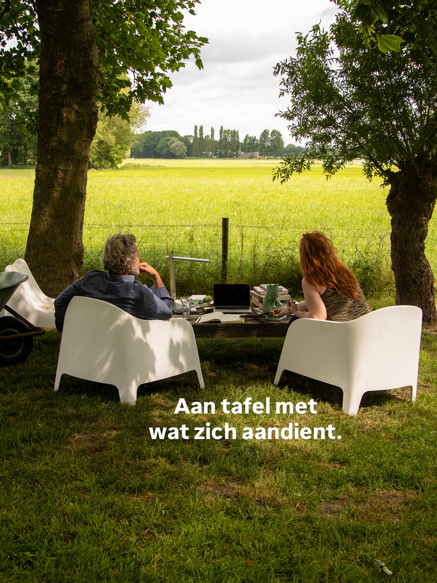 Brekend nieuws:
InTienen Publishing geeft ‘Hou de Zonzijde’ uit.
Na een succesvolle crowdfundingcampagne via voordekunst krijgt ‘Hou de Zonzijde’ zijn definitieve vorm als kunstboek: dichterlijke reportages, geënt op Oude Meesters en invloeden uit Oost en West.
De maker staat op één.
Het voelt heel eigen.
Tips richting boekhandels, museumwinkels, galeries, media of drukkerijen zijn welkom.
Maurice & Hilma
Poëziejournaal / InTienen Publishing
#houdezonzijde #poeziejournaal #poëzie #kunstboek #kunstenaarsboek #intienenpublishing