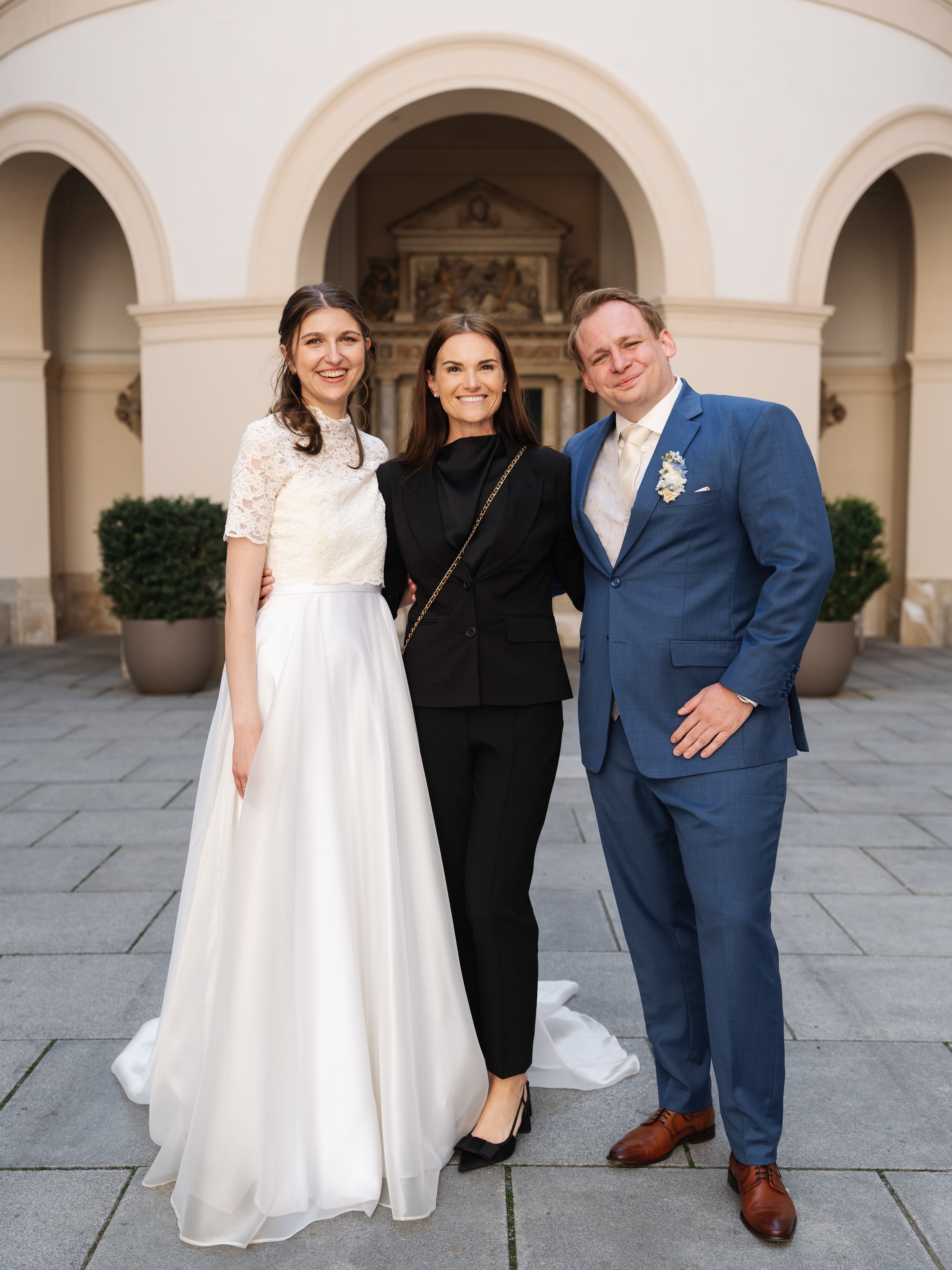 Ich habe meinen absoluten Traum als High End Full-Time-Hochzeitsplanerin wahr gemacht!
Dieses Foto zeigt genau das, was mich jeden Tag antreibt. Es sind einzig und alleine meine Brautpaare.♥️
Ich liebe es, mit ganz besonderen Pärchen von der ersten Sekunde bis zum Hochzeitstag stressfrei durch ihre Planungszeit bis zum großen Tag zu führen. Und ihnen die wunderbarste Vorbereitungszeit auf den schönsten Tag des Lebens zu bereiten. Dieser Job ist nicht nur meine Arbeit, er ist meine absolute Leidenschaft.
Ein riesiges Danke an all meine Paare für euer Vertrauen und die enorme Wertschätzung für meine Arbeit, genau das macht diesen Erfolg erst möglich!
Foto @clarabuchberger
#weddingplannerwien #Hochzeitsplanerin #hochzeitsplanerinösterreich #palaisniederösterreich #highendwedding