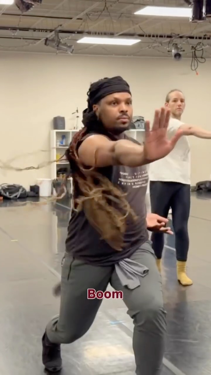Contemporary teacher Martez McKinzy is making sure everyone is connected to the movement. Every step and position carries purpose and intention.🌟 💥#themaledanceconnection #maledancer #adultdancer #contemporary