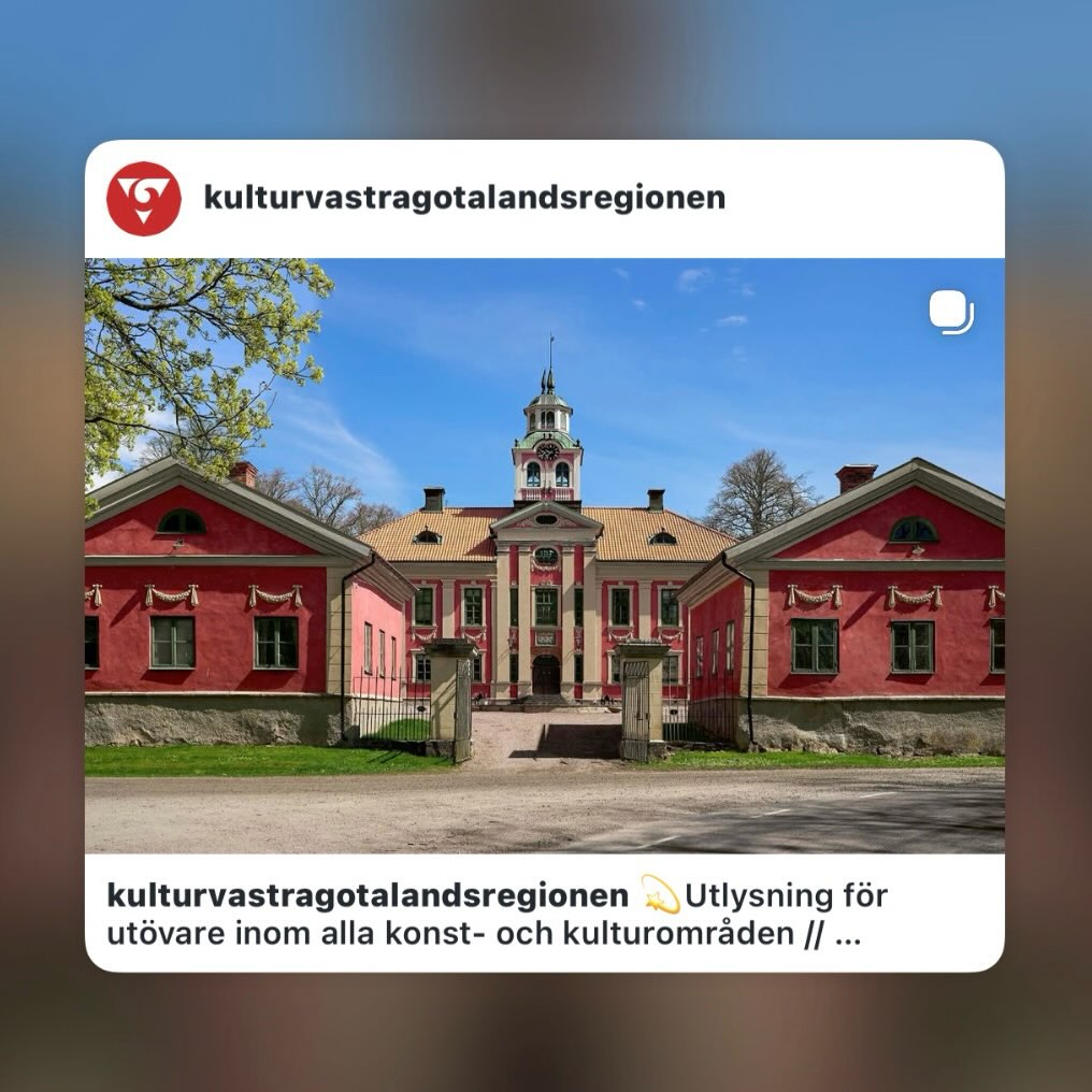 Delat inlägg från @kulturvastragotalandsregionen:
——
” 💫Utlysning för utövare inom alla konst- och kulturområden //
Platsbaserat residens på Mariedals gård //
🌿Nu utlyser Kulturförvaltningen i Västra Götalandsregionen ett residens för utövare från alla konst- och kulturområden, som vill arbeta på Mariedals gård i Götene kommun – en levande plats i en lantlig miljö, där slottshistorien möter samtida modernt jordbruk.
🍂Residenset sker 14–27 september och har tre platser.
🤲Fokus under residenset ligger på samverkan mellan konstarter. De antagna residenskonstnärerna arbetar tillsammans med varandra och med lokala aktörer och invånare. Målet är att lyfta platsen med hjälp av konst och kultur.
☝️Läs mer och sök senast 4 juni, länk till våra aktuella utlysningar i bio @kulturvastragotalandsregionen
Mariedals gård ingår i VGR:s satsning Plats – kreativitet – transformation som pågår 2026–2027. ”
——