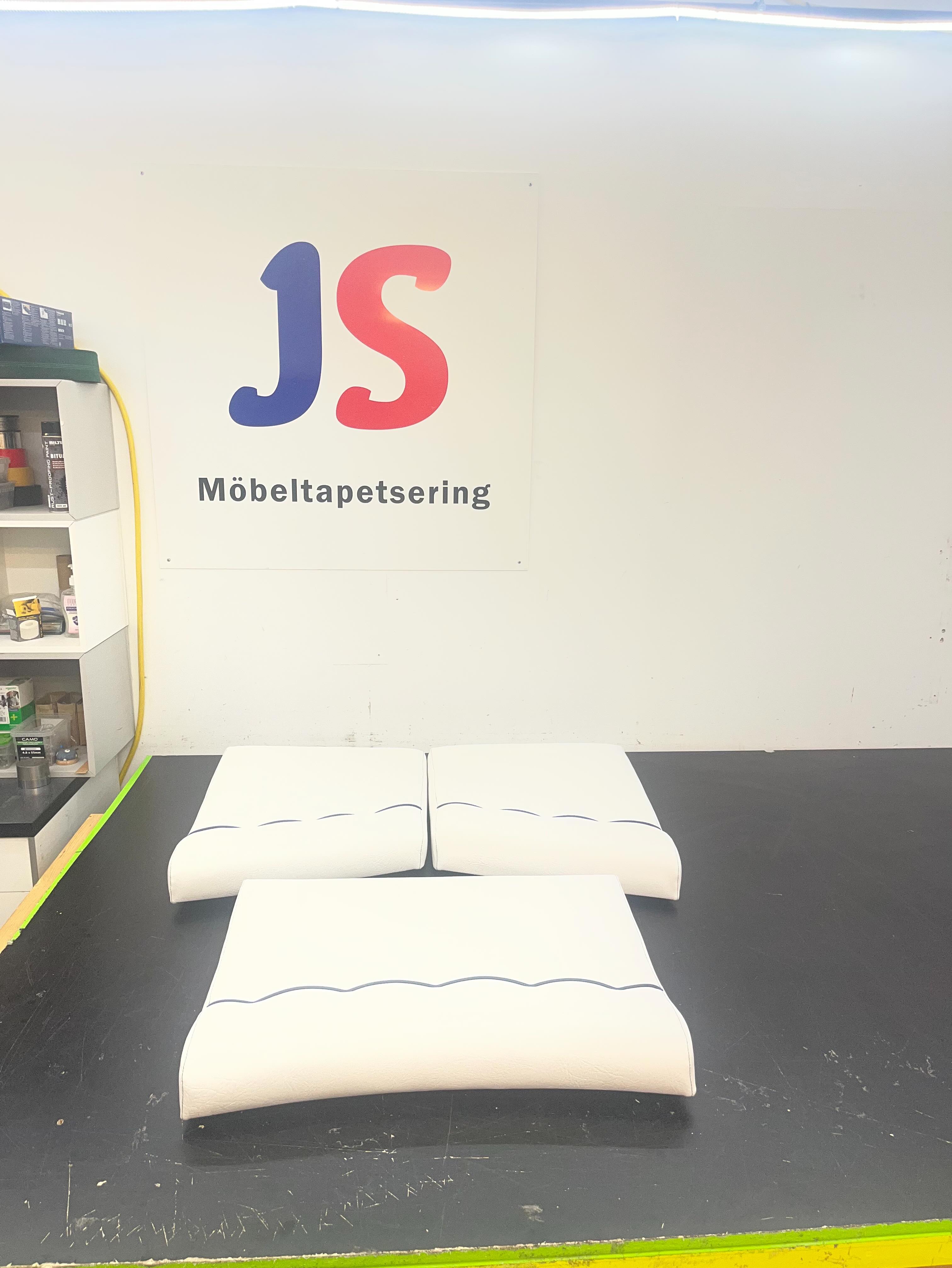 Ge nytt liv åt dina gamla dynor! ✨
Istället för att köpa nytt – klä om dina dynor och få dem som nya igen. Hos JS Möbeltapetsering hjälper vi dig att förnya allt från kökssoffor och båtdynor till sittdynor och möbler med kvalitet och känsla för detaljer.
✔️ Stort urval av tyger
✔️ Personlig service
✔️ Hållbart och prisvärt
✔️ Skräddarsydda lösningar
Kontakta JS Möbeltapetsering för offert eller rådgivning:
📞 0704295303
📧 info@jsmobeltapetsering.se
📍Södertälje
Låt dina möbler få ett nytt liv