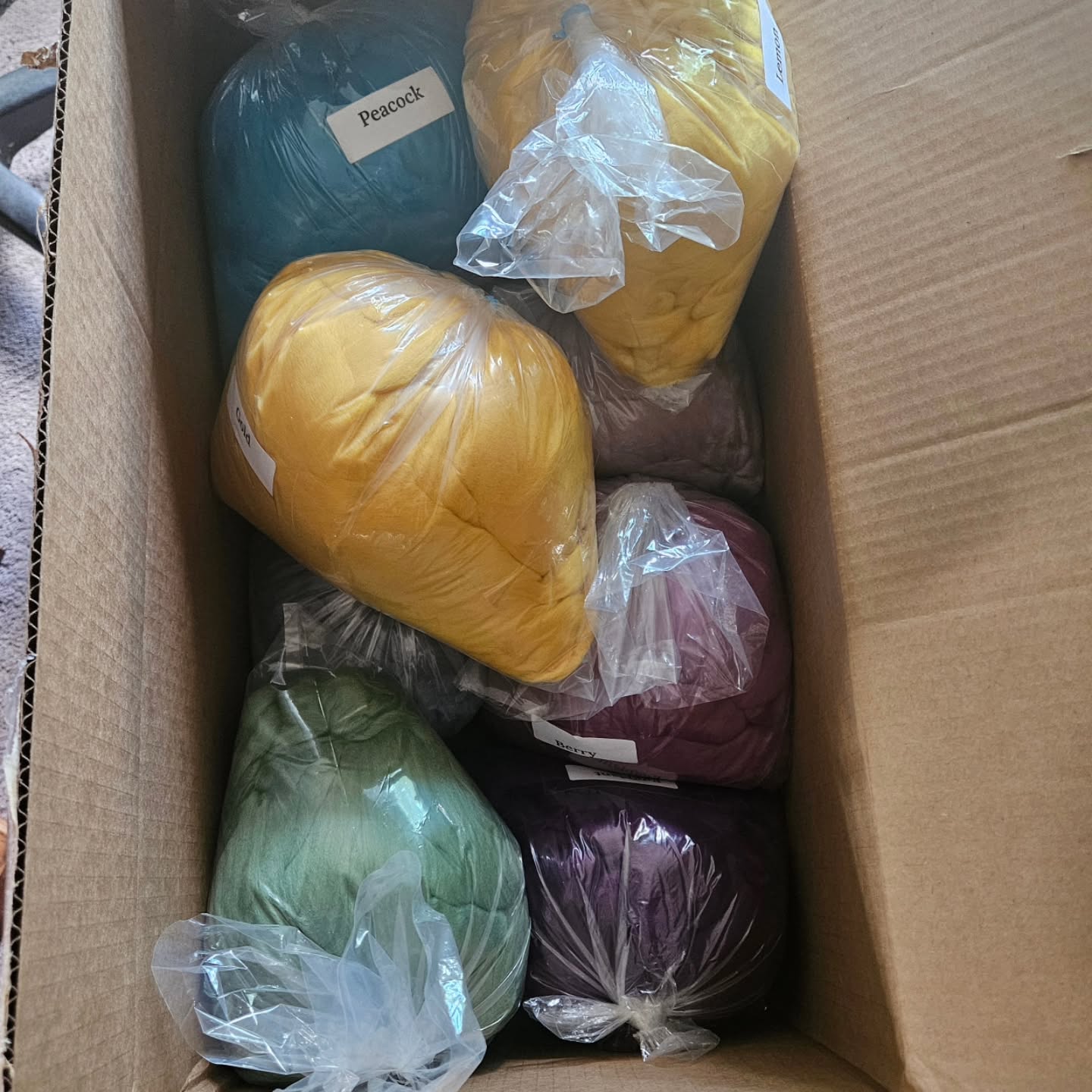 11 colors back in stock! Visit horse-round dot com for a whole rainbow of dyed merino colors, for spinning and felting! I will have it at @fiberfusionnw, but you will need to preorder to pick it up at the @enumclawplateaufarmersmarket on Thursdays.
.
#dyedmerinowool #dyedmerino #smallbusinesssupport