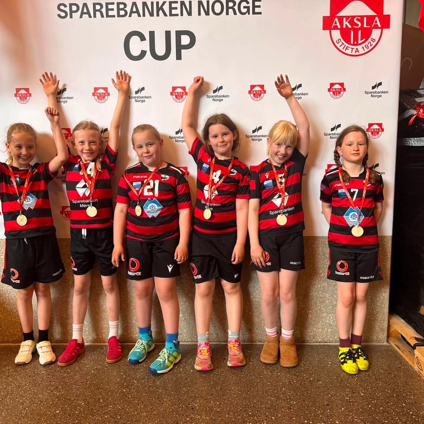 I helga har flere av barnelagene til SIF/Hessa Håndball deltatt på Sparebanken Norge Jugendcup i regi av @akslail 🤾♀️🤾♂️
Ei helg full av opplevelser, samhold, mestring, læring og mye håndballglede ❤️🖤