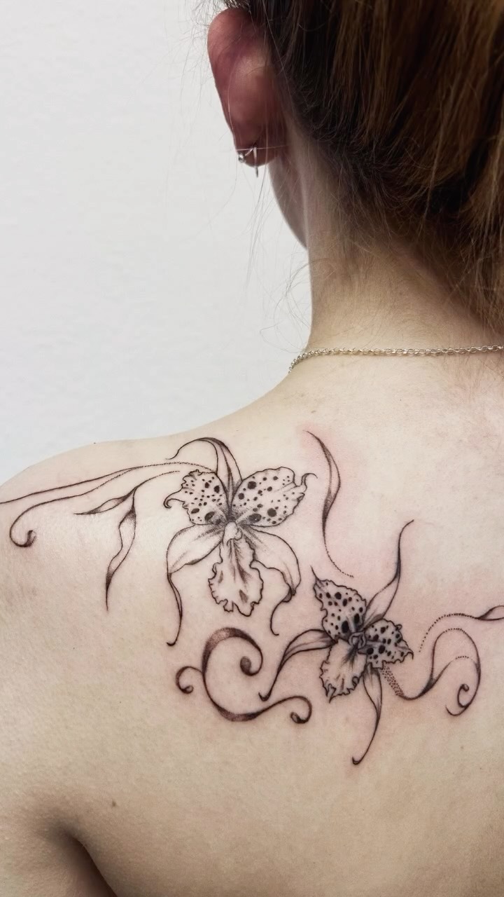 Delicate, flowy, organic ornamental designs are always a 🌟win and ✍🏻Kat / @kat.tattoos knows the deal!�
TERMINE:
📥 Instagram DMs
📱 +49 0511 4885681
✉️ info@hautdesign-tattoo.de
-
🗣️Kostenlose Beratung
#HautdesignTattoo ist Mitglied des @dot_e.v
#hannover #finelinetattoo #flowertattoo #ornamentaltattoo