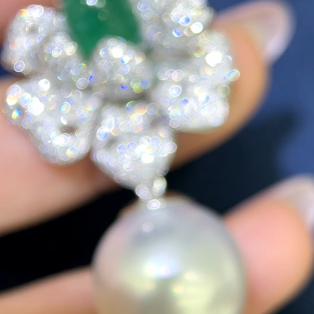 CROWN RADIANCE — PHOENIX BLOOM
Not every jewel seeks attention.
Some simply command it.
At its center rests a 16.6mm Phoenix-grade South Sea pearl, luminous, perfectly balanced, and crowned by a vivid emerald embraced within a sculptural bloom of diamond-set petals.
Strength and softness.
Brilliance and restraint.
A composition where every element knows its place.
From the Crown Radiance collection.
#SouthSeaPearl
#PhoenixPearl
#EmeraldJewelry
#PearlPendant
#LuxuryJewelry
#CrownRadiance
#ThePearlVogue