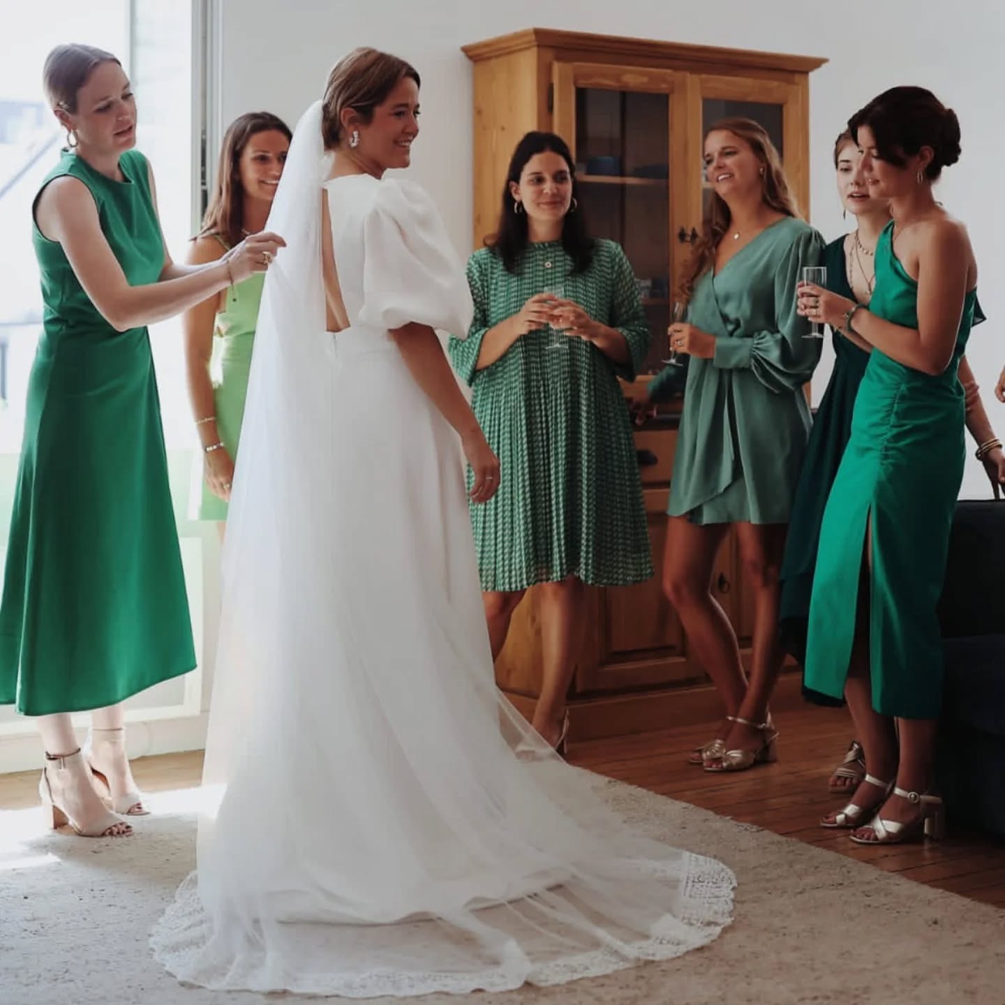 Caroline 🤍
Pour sa robe de mariée Caroline souhaitait des manches bouffantes, un dos inversé et un bas fluide. Après quelques hésitations sur la matière du haut elle a choisi un magnifique tissu en mélange lin et soie donnant du caractère à sa robe. Un joli voile avec une finition dentelle brodée vient compléter sa tenue.
J'adore cette photo de sa préparation avec ses témoins 💚