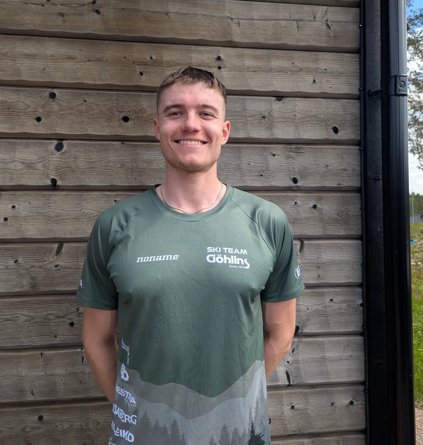 Vi välkomnar @malte.jutterdal till laget, där han nu tar steget och satsar fullt ut på långlopp. Malte, med rötter i Östergötland, var med och gästspelade hos oss redan under föregående säsong och visade då tydligt vilken kapacitet han besitter.
Född 2003 och numera bosatt i Falun har han i princip optimala förutsättningar för att träna och utvecklas vidare som långloppsåkare. Självklart vet vi att Gnosjö är nummer ett på den listan – men det kommer han tids nog också att förstå.
Han är dessutom ruskigt vass på SkiErg: på 30 sekunder har han noterat hela 188 meter. Vi skickar med det som en liten utmaning till alla som vill testa var nivån står.
Malte är hungrig, ambitiös och redo att ta nästa kliv, och vi är väldigt glada att han väljer att göra den satsningen i vår miljö.