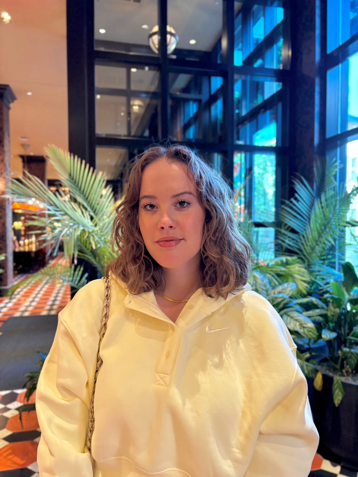 New hair ✨️ and good vibes in Princeton 💛
(And @stanleyluxx tries fresh ramen for the first time 😍)
He was so happy lol
Fit details 🛍
Sweatshirt + Sneakers @nike
Pants @urbanoutfitters
Bag @forever21
Photos by @stanleyluxx
Hair by @pedroguilherme.p @copa_beautycenter
#ootd #athleisurestyle #nike #shorthairinspo #ramenlovers