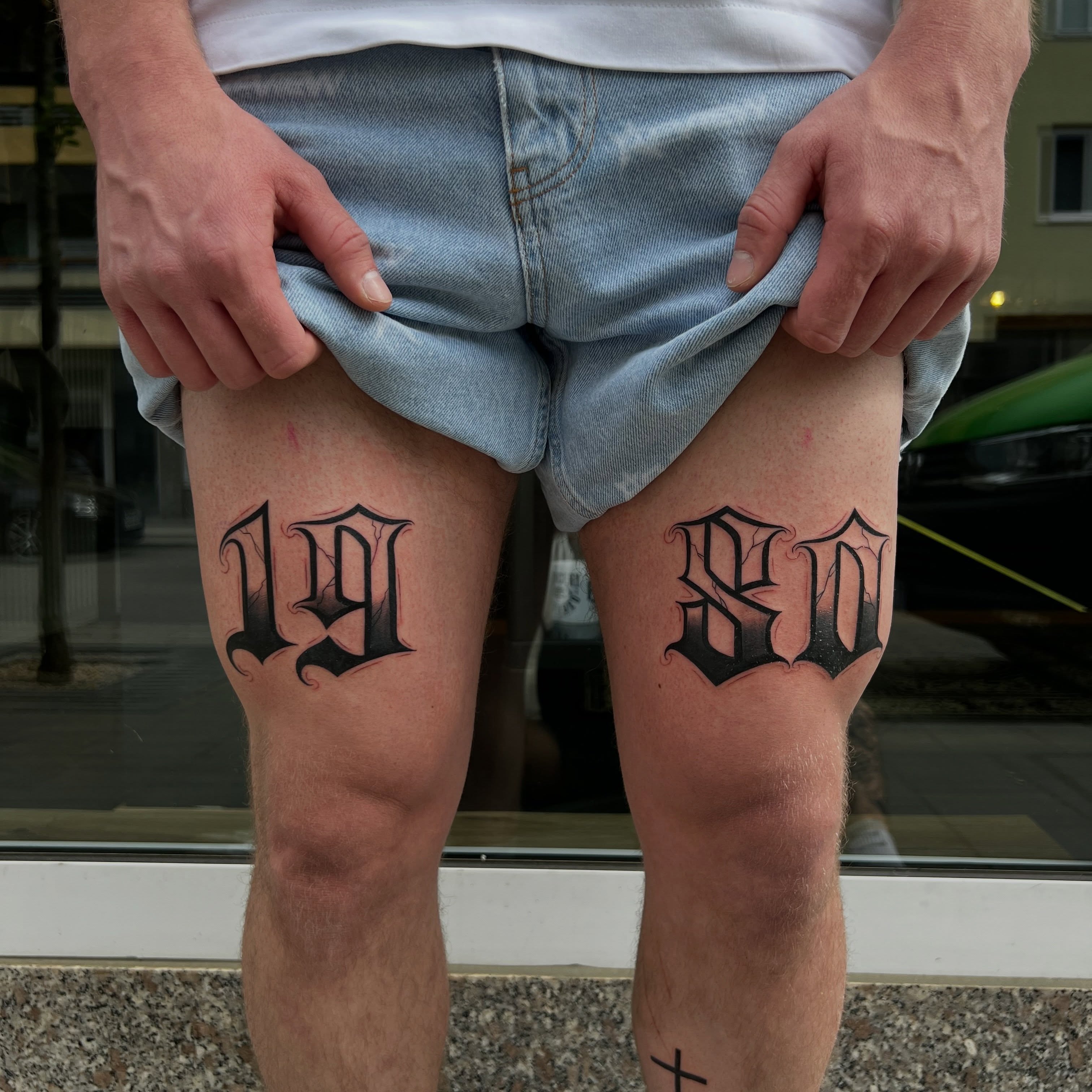 „1980“ 🔥
Dieses Custom Lettering wurde von unserem @vato.lettters für den Kunden entworfen und perfekt an seine Oberschenkel angepasst ✍️
Gerade bei Schriftzügen macht ein individuelles Design den Unterschied ☝🏽 kein kopierter Font, sondern ein Motiv mit Charakter und eigener Handschrift 💯
Du hast eine Idee für ein Wort, Zahlen, Initialen oder ein individuelles Lettering? Dann schreib uns eine DM 📩 / WhatsApp 📲 oder komm direkt im Studio vorbei. Gemeinsam entwickeln wir ein Design, das zu dir passt✨
Wir freuen uns auf dich
Dein Fearless Ink 🖤
#letteringtattoo #customlettering #blackworktattoo #tattoostudio #customtattoo
