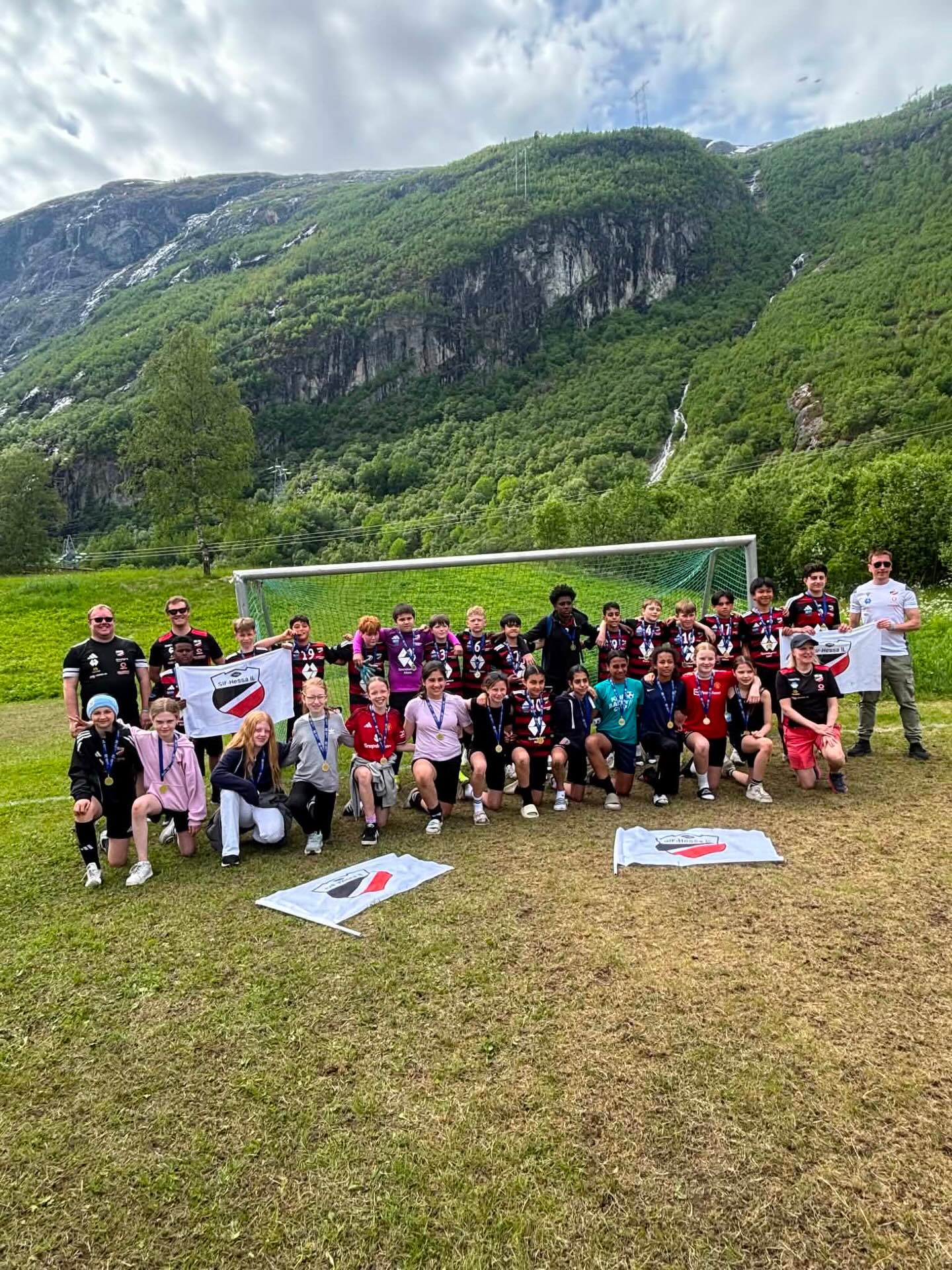 J12 og G12 ⚽️ Vel blåst Hydro Cup helg⚽️ Opplevd både surt tap, kjedelig uavgjort og ufattelig deilig seier! Og alt annet en cup inneholder ❤️🖤