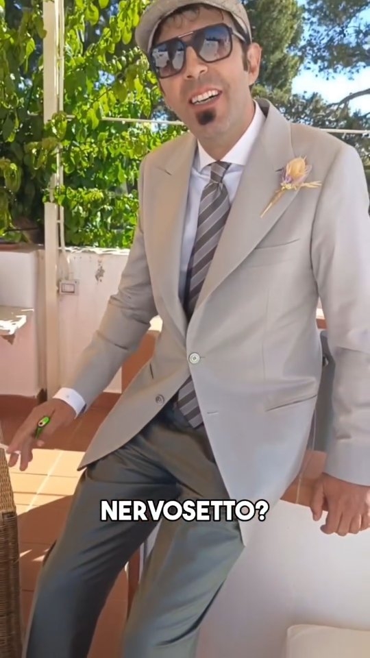 La sigaretta dell'ultimo minuto, il cuore che batte come un tamburo e quel misto di adrenalina e attesa che precede l'altare... Tutti segnali che ci ricordano che si sta facendo sul serio. Che ci tengono stretti al nostro lato più umano. Stupendo! Proprio come l'abito che Alessandro ha deciso di affidarci e ha sognato di indossare per questo momento e per questo importantissimo giorno: uno spezzato su misura che interpreta perfettamente la sua vena sbarazzina, informale e disinvolta.
Auguri Ale! (Auguri Ilaria) 🥰🫂
#bespoketailoring #ermenegildozegnacouture #sumatelier #sumiosono #sumdomenicomoschetta